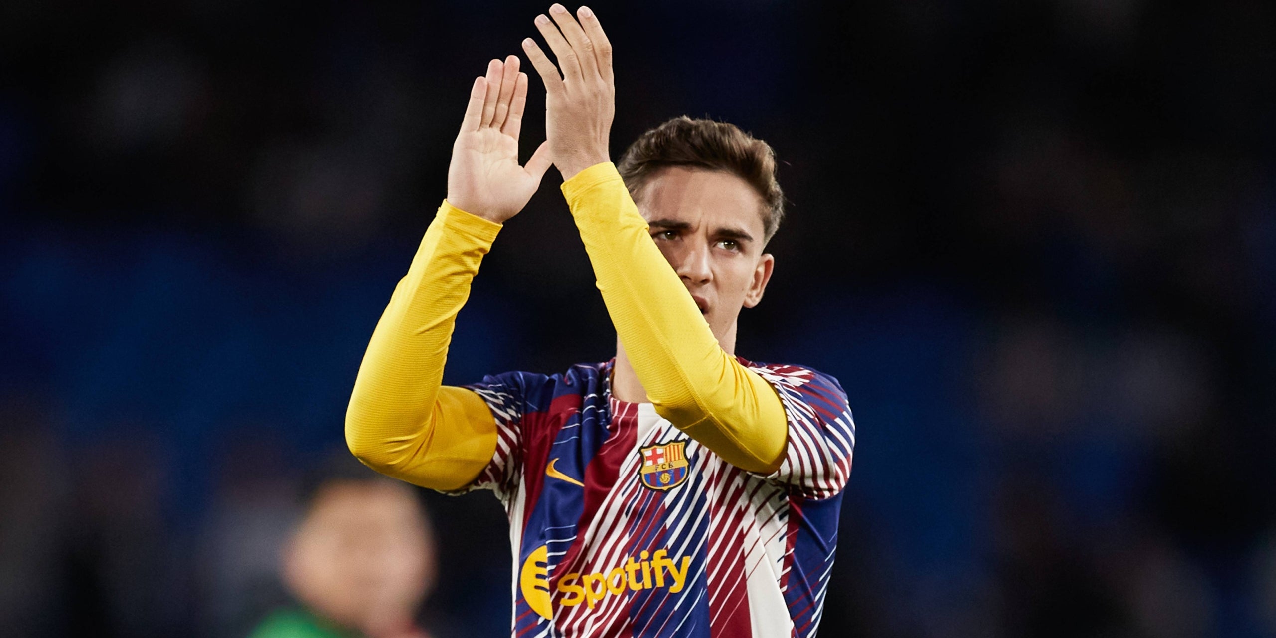 Gavi, con la camiseta de calentamiento del Barça | Europa Press