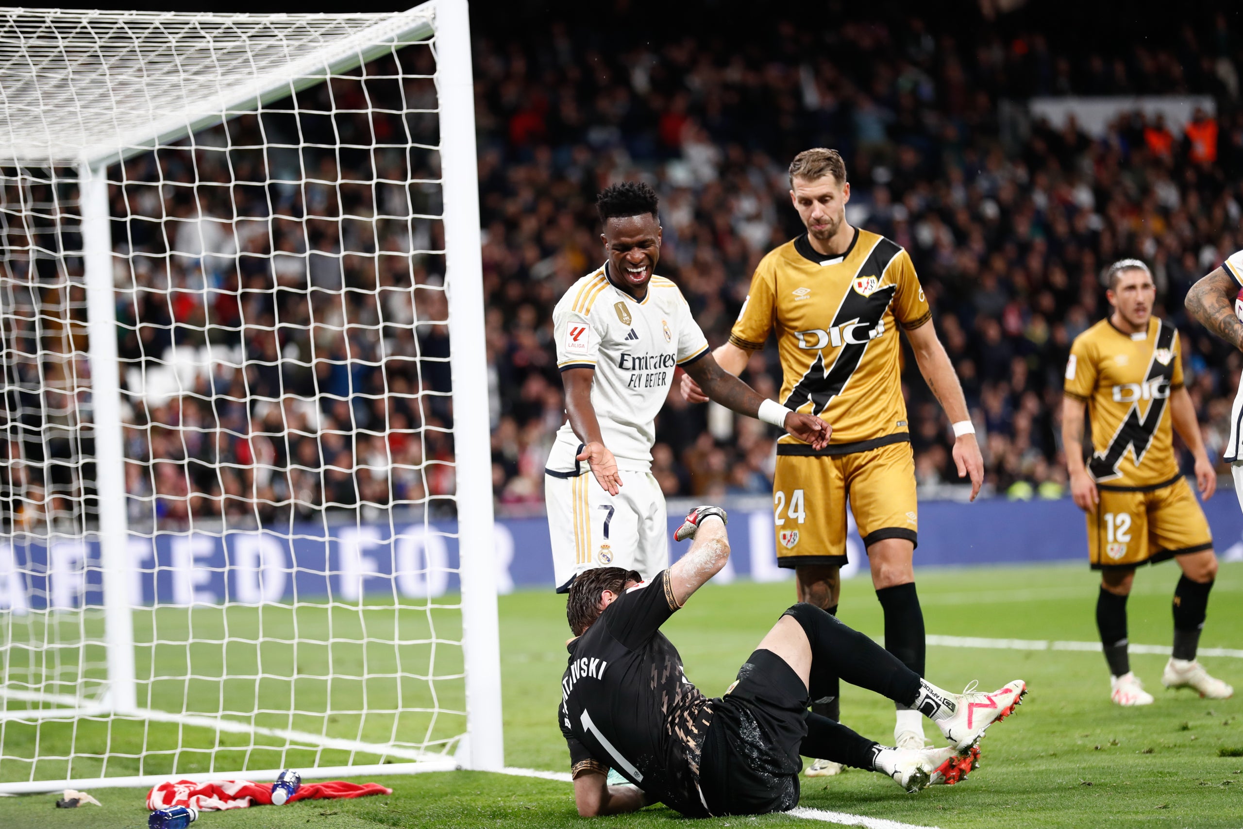 Vinicius se'n riu de Dimitrievski durant el Madrid-Rayo | Europa Press
