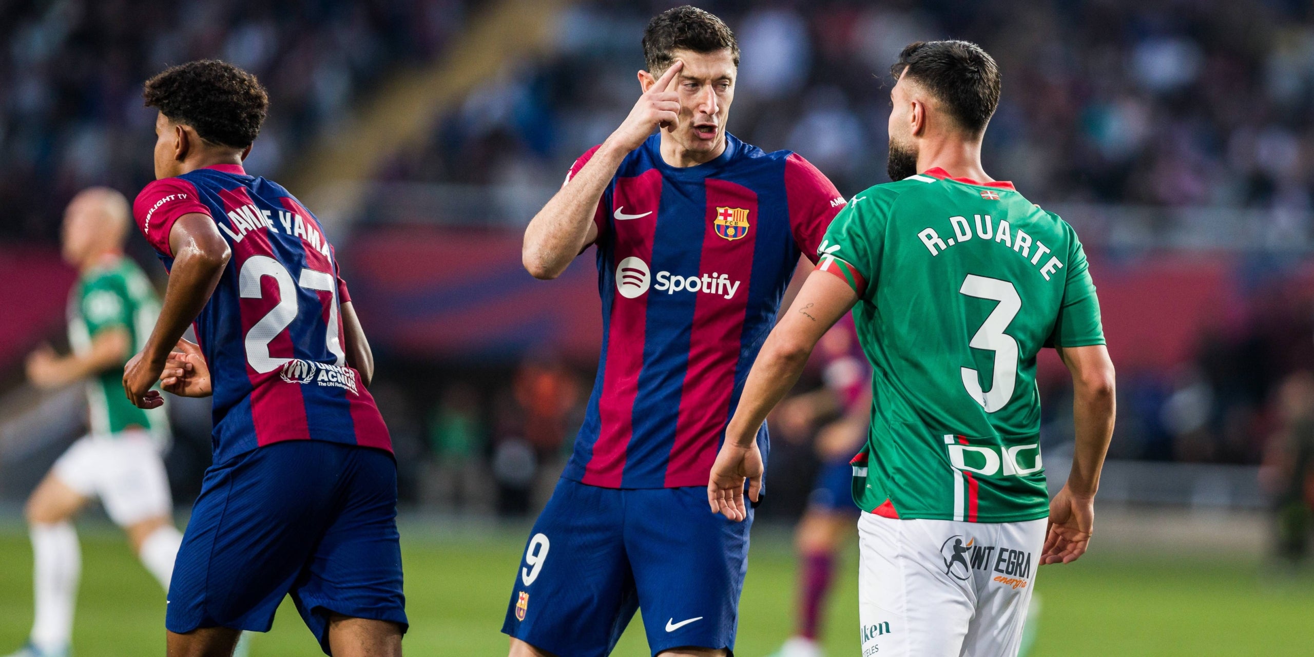Robert Lewandowski y Lamine Yamal, durante el partido contra el Alavés | Europa Press