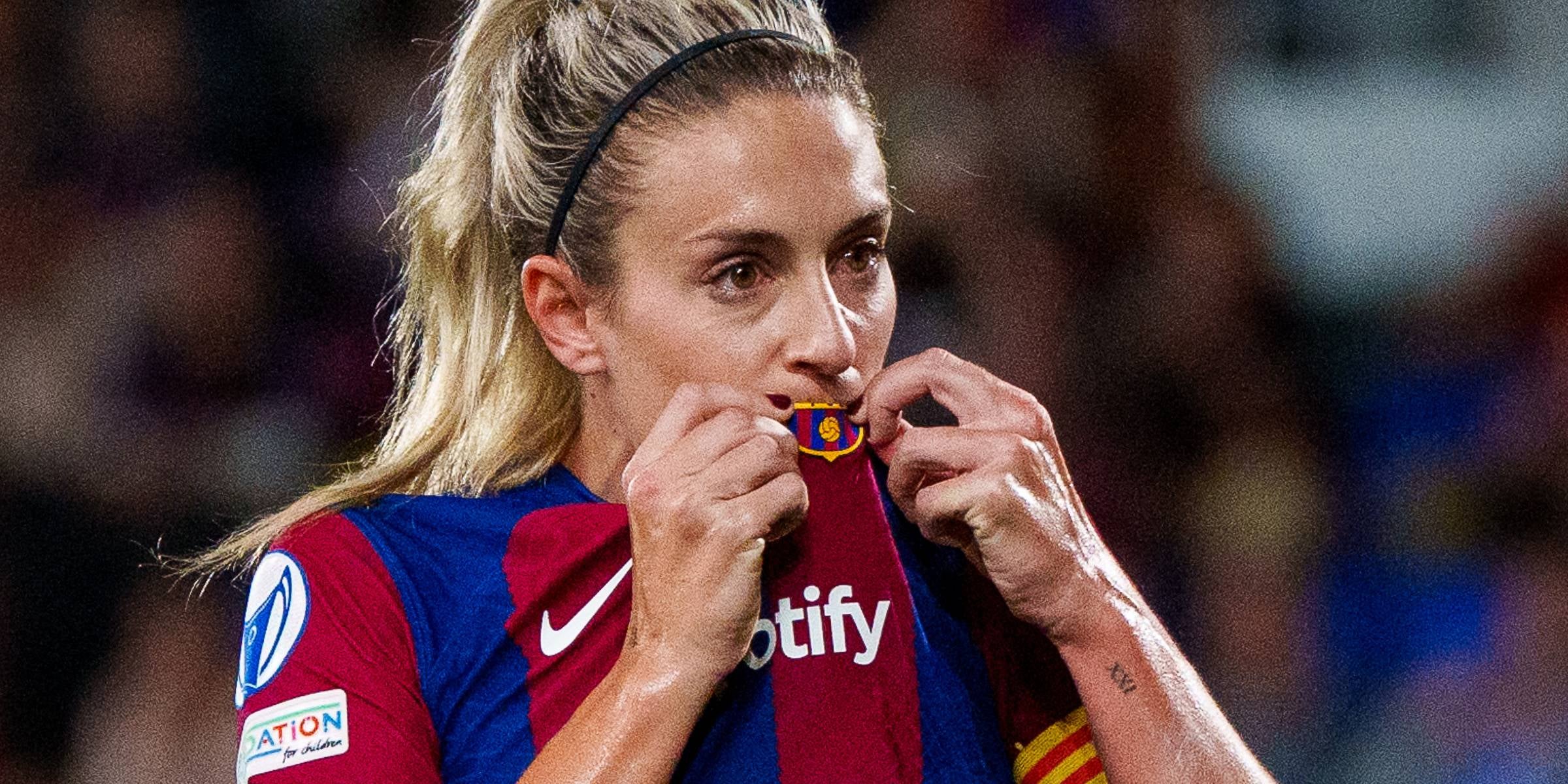 Alexia Putellas fa un petó a l'escut del Barça per celebrar un dels gols contra el Benfica | FC Barcelona