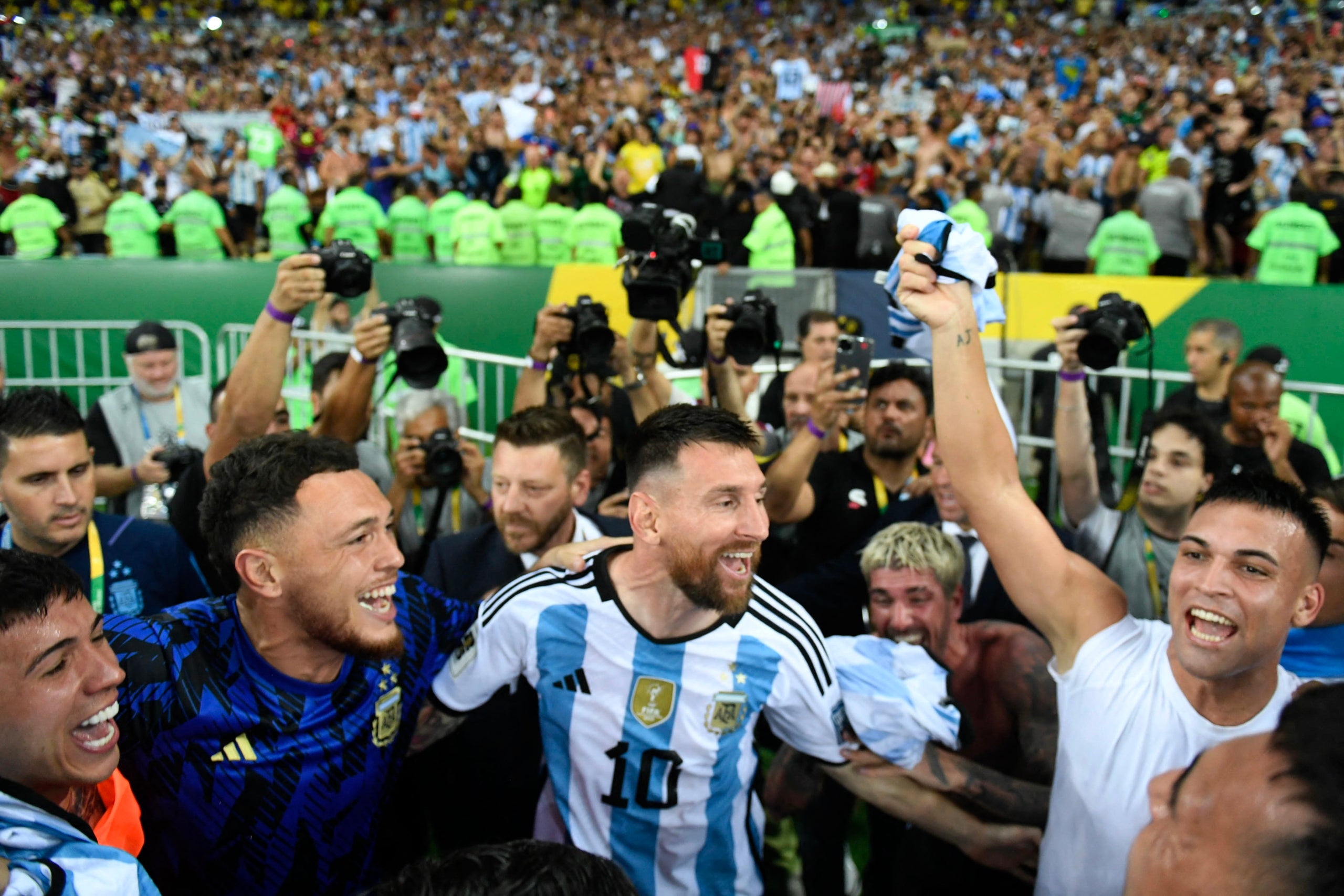 Messi y sus compañeros celebran el triunfo en la zona de forofos argentinos de Maracaná | Europa Press