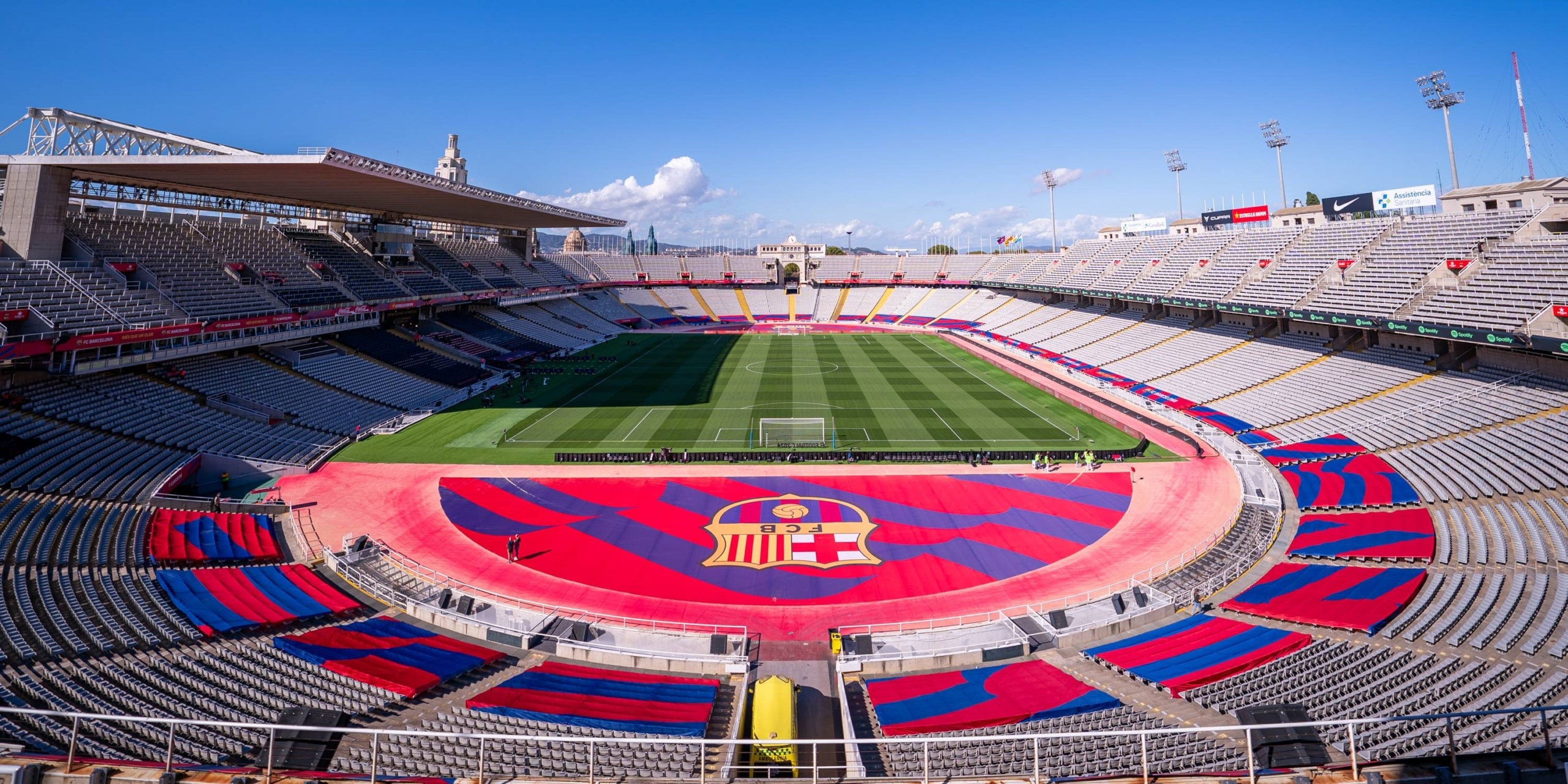 El Estadio Olímpico Lluís Companys, con el escudo del Barça | FC Barcelona
