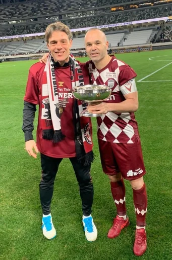 Marc Vivés y Andrés Iniesta, al Vissel Kobe | INEFC