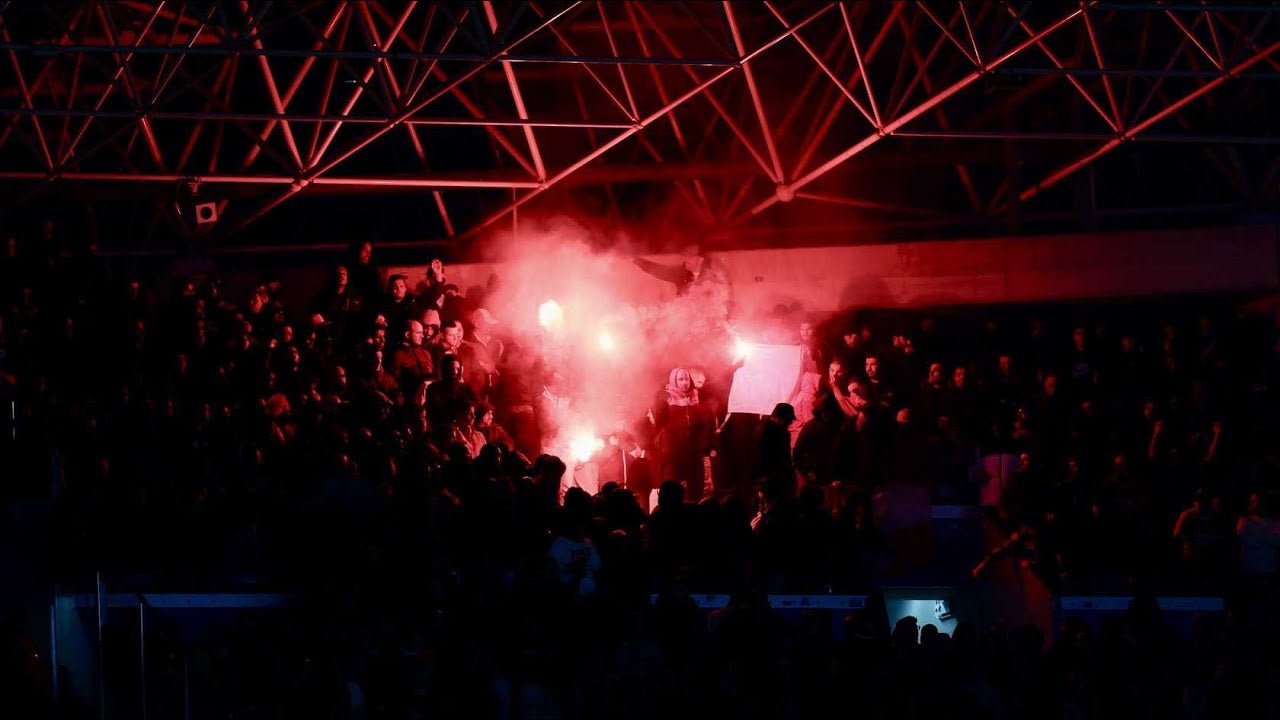 Los ultras de la Real Sociedad, encendiendo bengalas en Anoeta | Real Sociedad