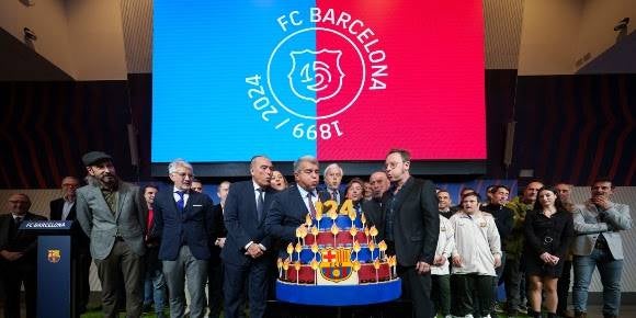 Joan Laporta y otras personalidades del Barça, durante el acto de celebración del 124.º cumpleaños y la presentación del comisionado para el 125.º | FC Barcelona