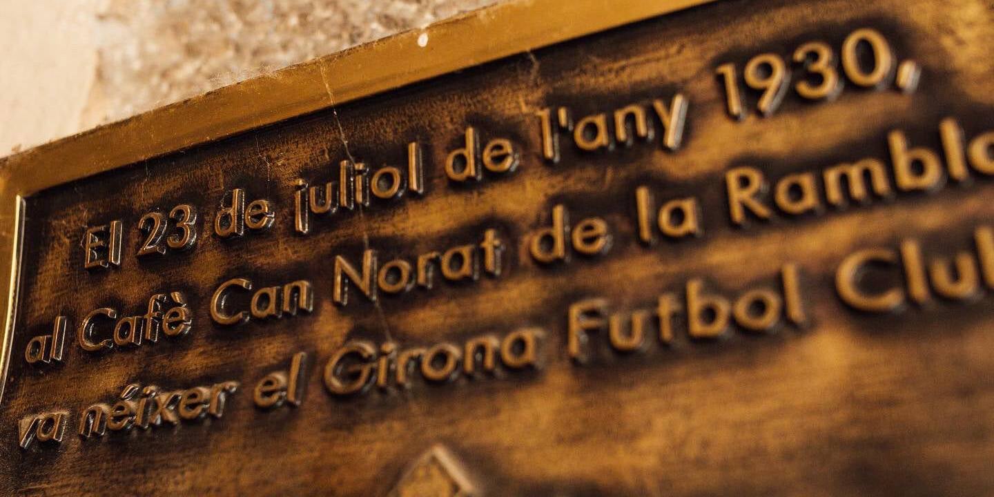 La placa que commemora la fundació del Girona | Girona FC