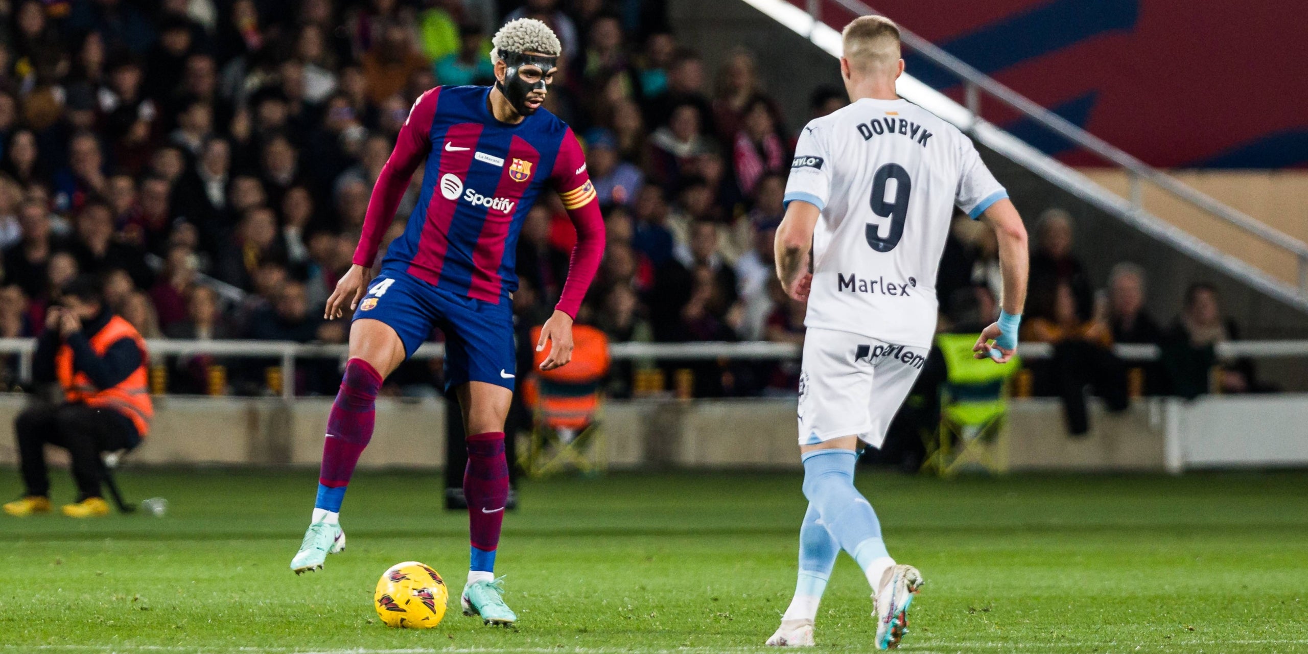 Ronald Araujo i Artem Dovbyk, durant el Barça-Girona | Europa Press