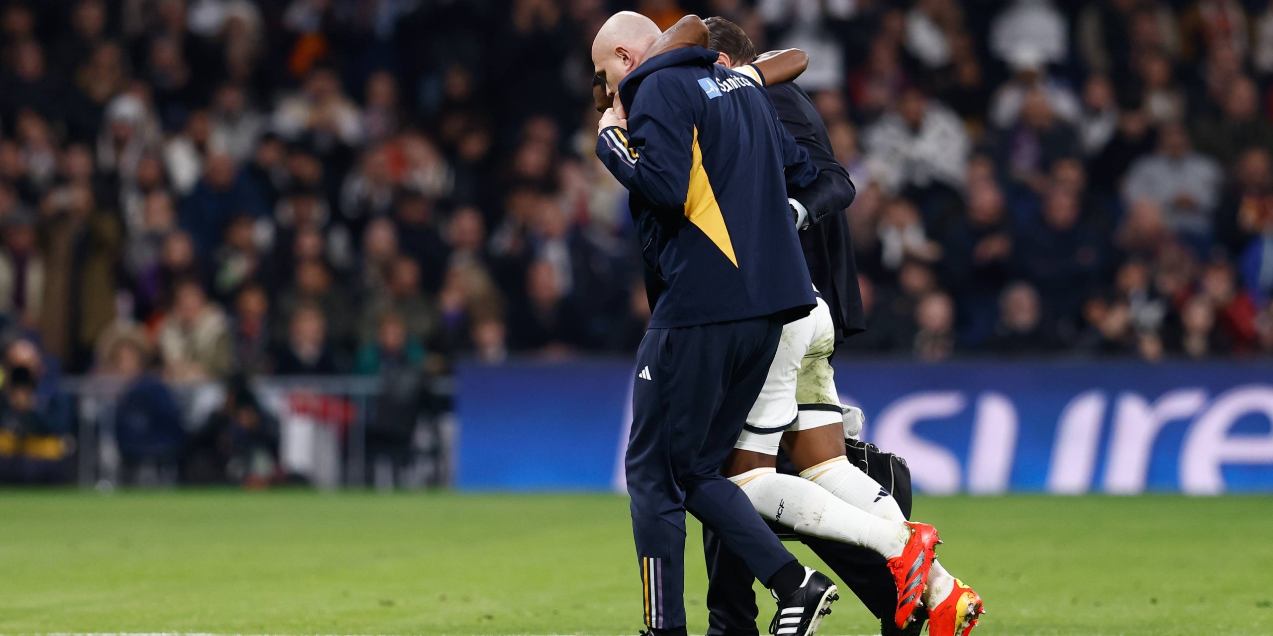 David Alaba s'ha hagut de retirar del terreny de joc sense poder recolzar la cama | Europa Press