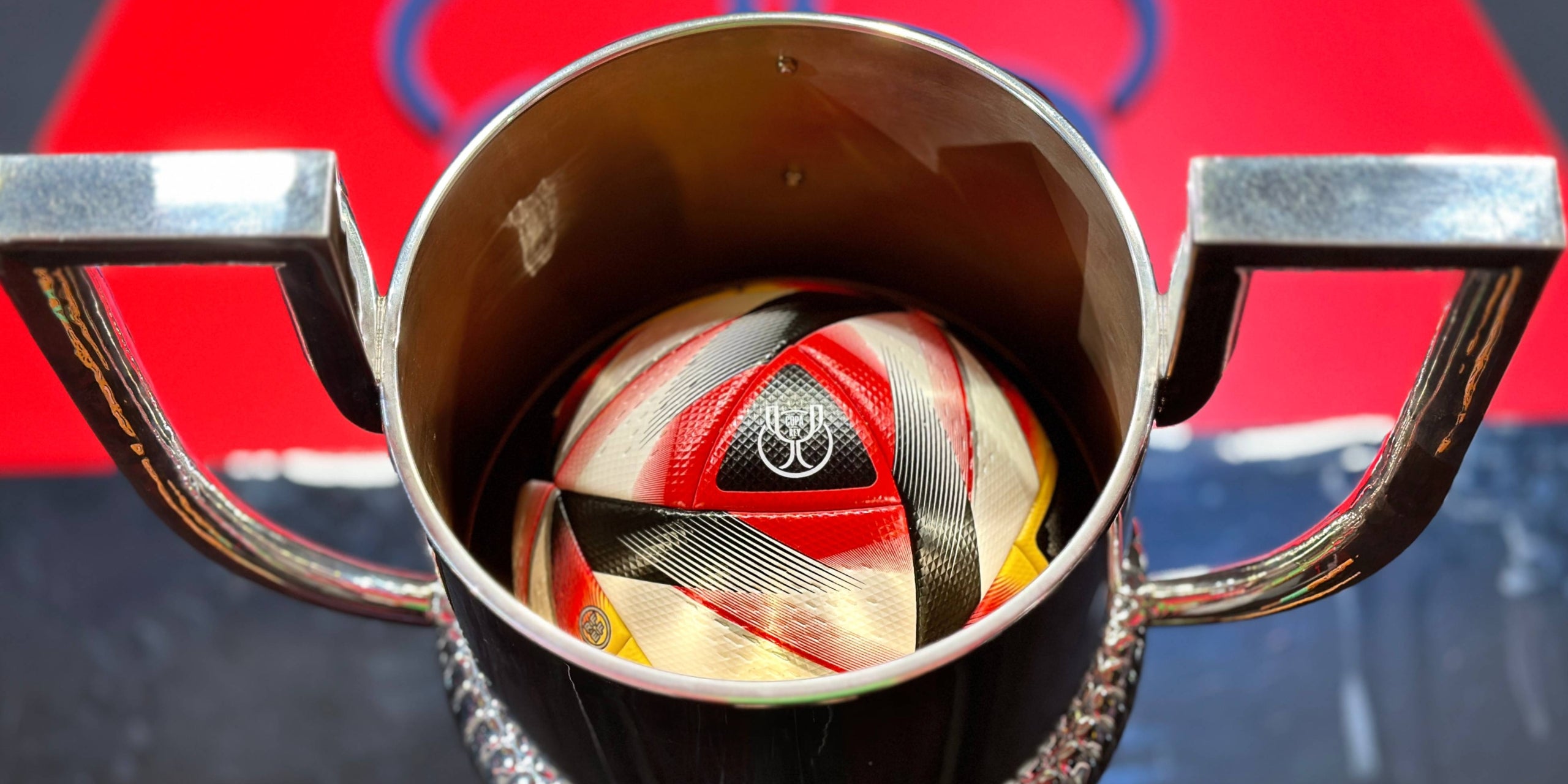 El trofeo de la Copa, con la pelota del campeonato | RFEF