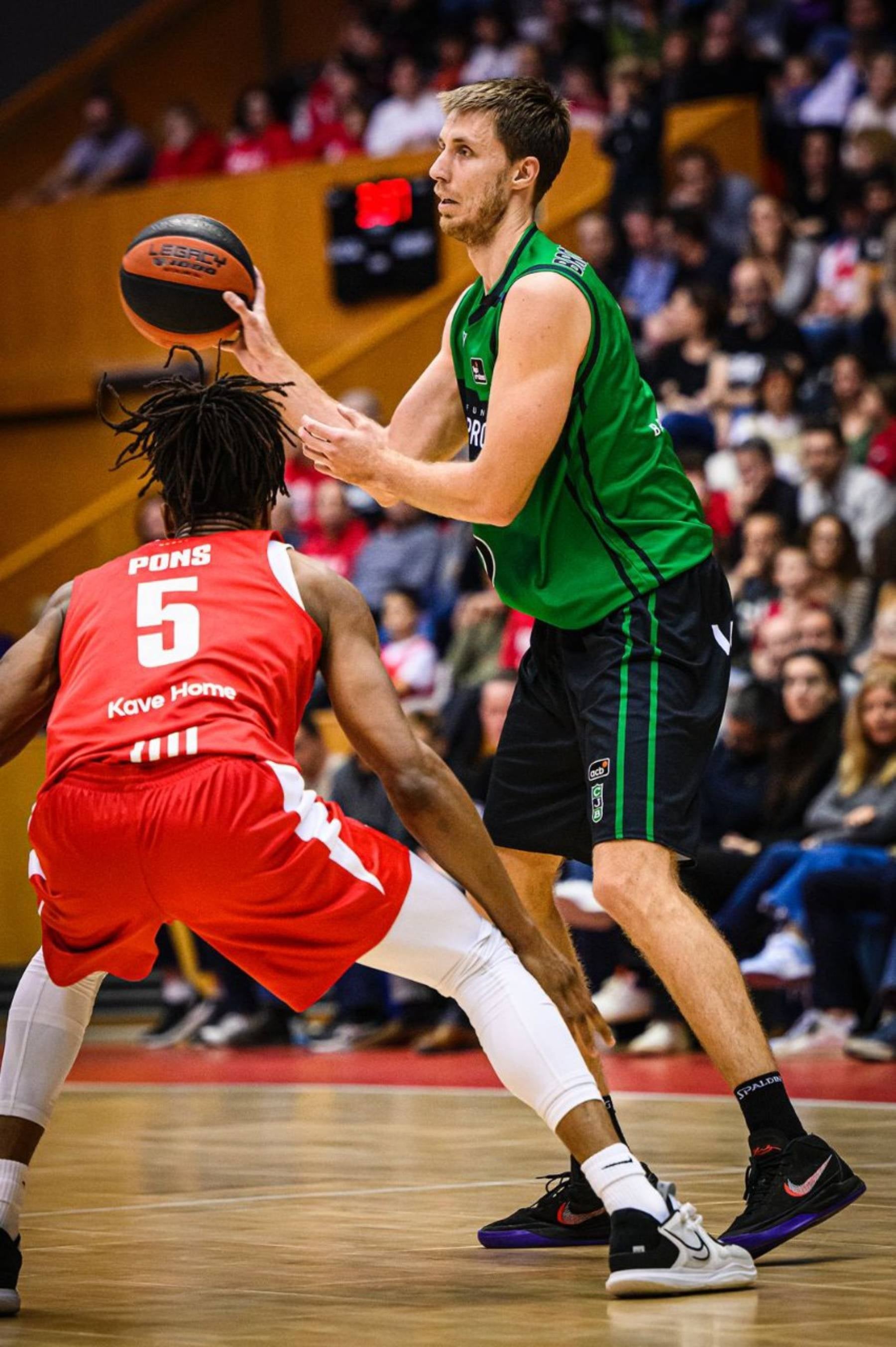 Imatge del derbi català de l'ACB entre el Bàsquet Girona i La Penya | Joventut de Badalona