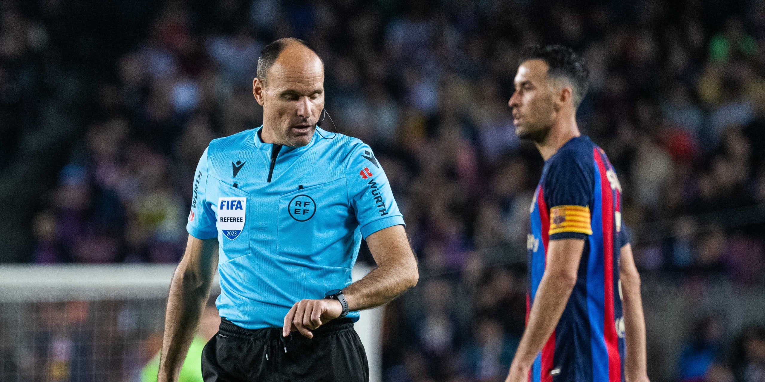 Mateu Lahoz, arbitrando un partido en el Barça | Europa Press