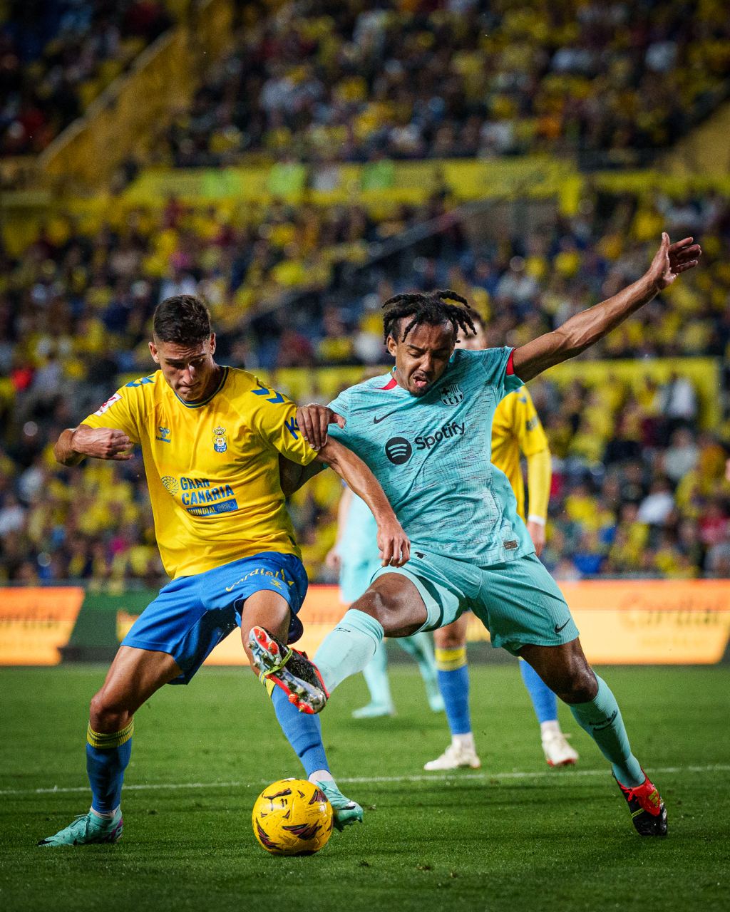 Jules Koundé intentant recuperar la pilota durant el Las Palmas - Barça | FC Barcelona