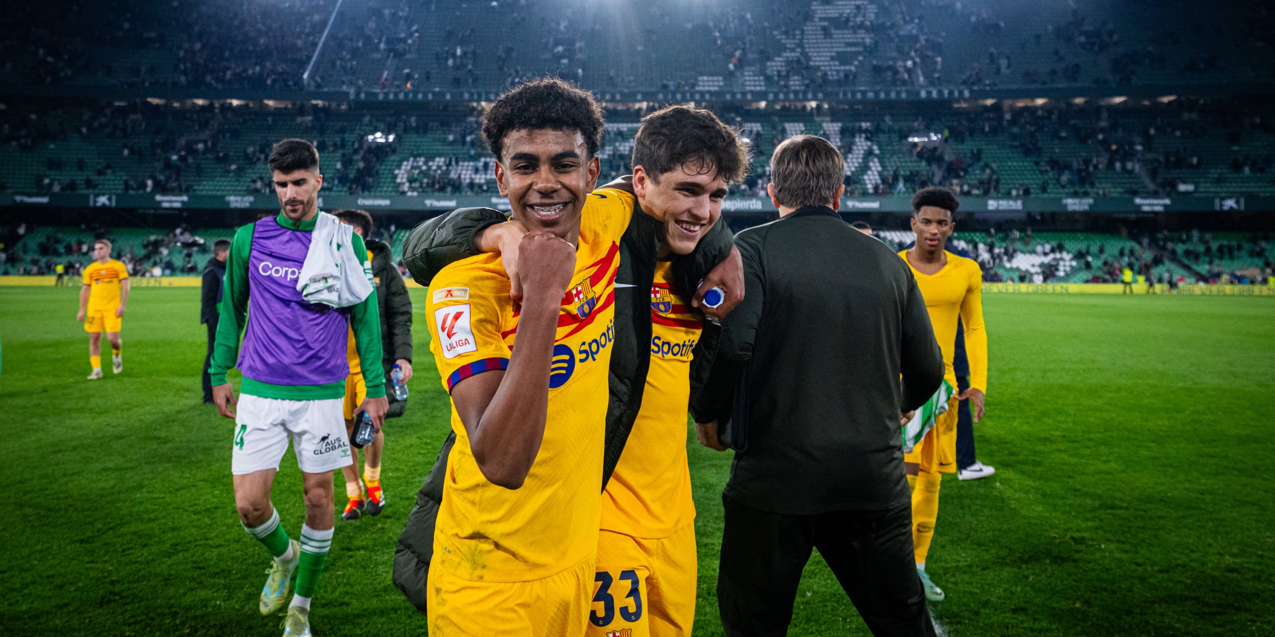 Lamine Yamal i Pau Cubarsí, celebrant la victòria contra el Betis | @FCBarcelona