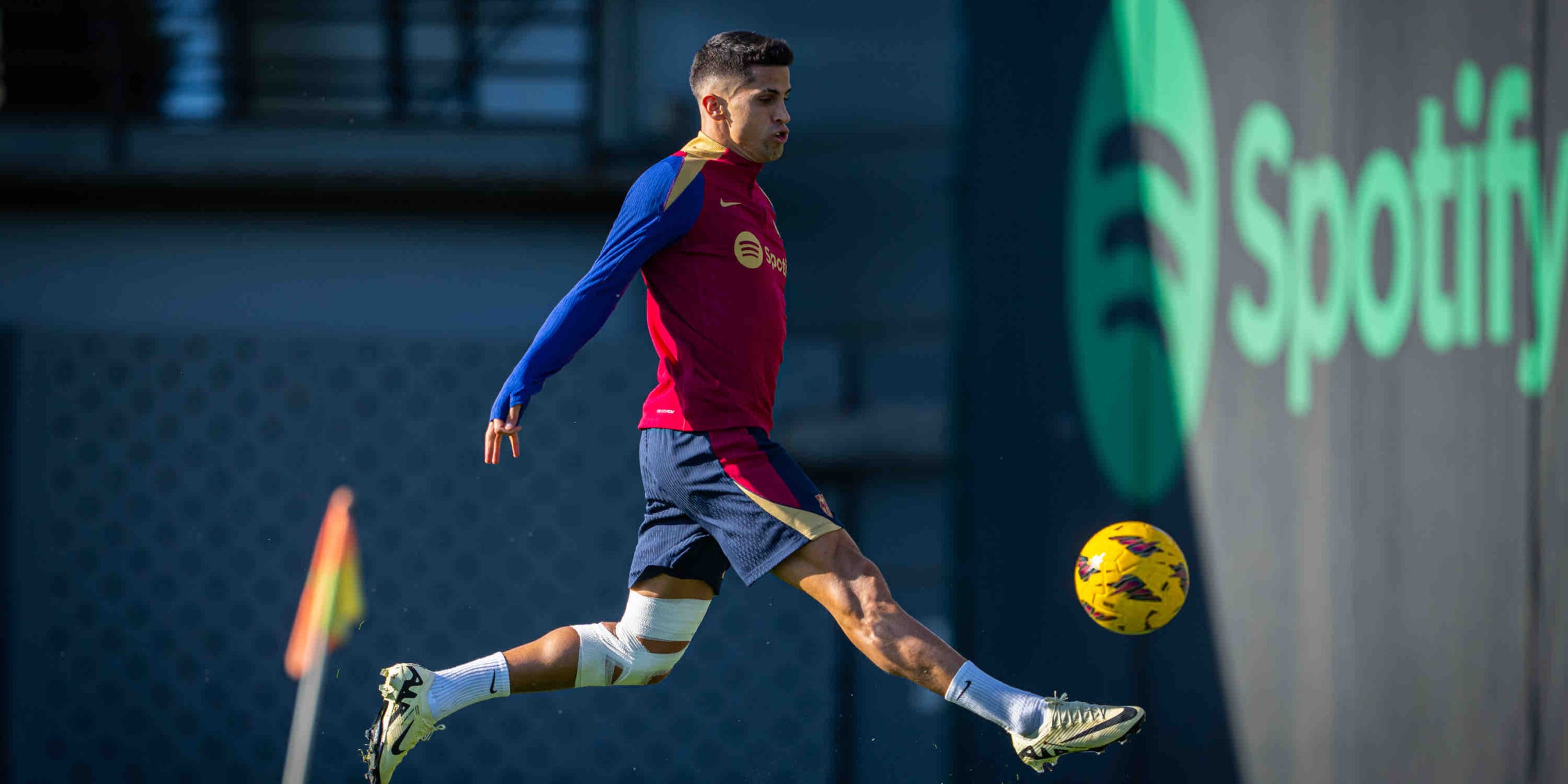 João Cancelo, durante un entrenamiento con el Barça | @FCBarcelona