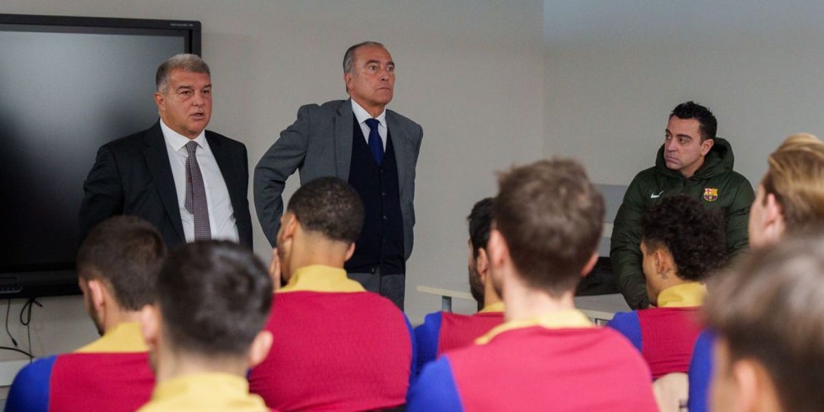 Laporta, Rafa Yuste i Xavi Hernández durant l'arenga del president | FC Barcelona