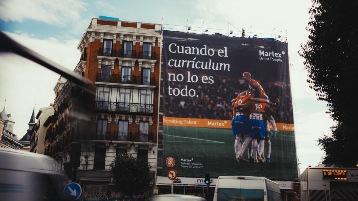 La lona gegant que Marlex, patrocinador del Girona, ha penjat a Madrid | Girona FC