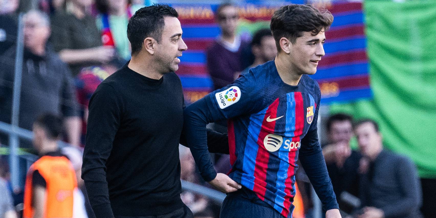 Xavi y Gavi, durante un partido | Europa Press