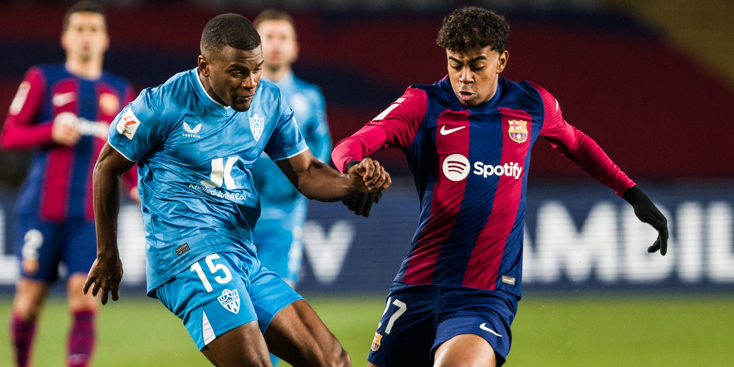 Sergio Akieme, durante el Barça-Almería de esta temporada, luchando una pelota con Lamine Yamal | Europa Press