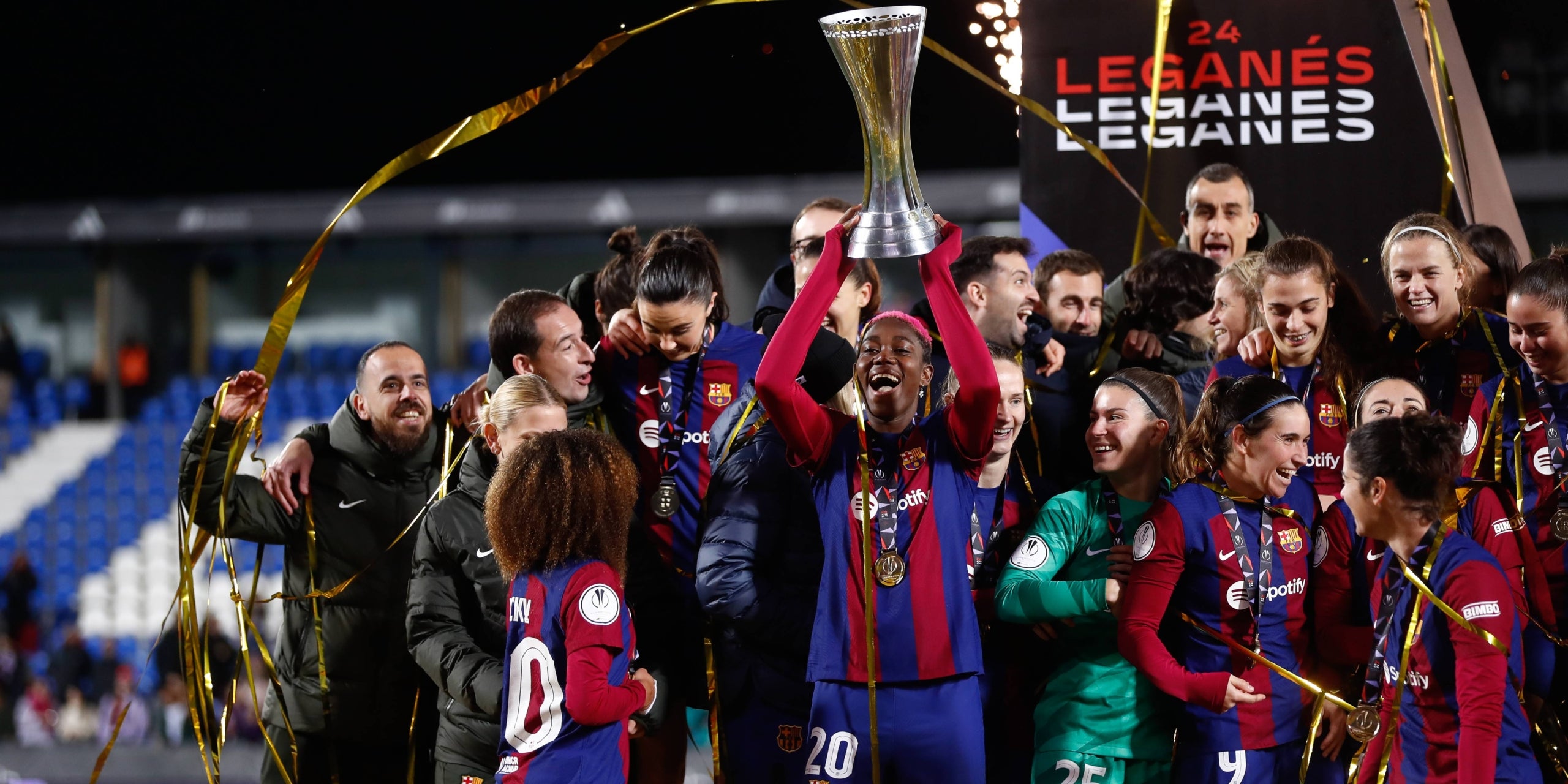 Oshoala, con la Supercopa de esta temporada, el último trofeo que ha ganado con el Barça | FC Barcelona