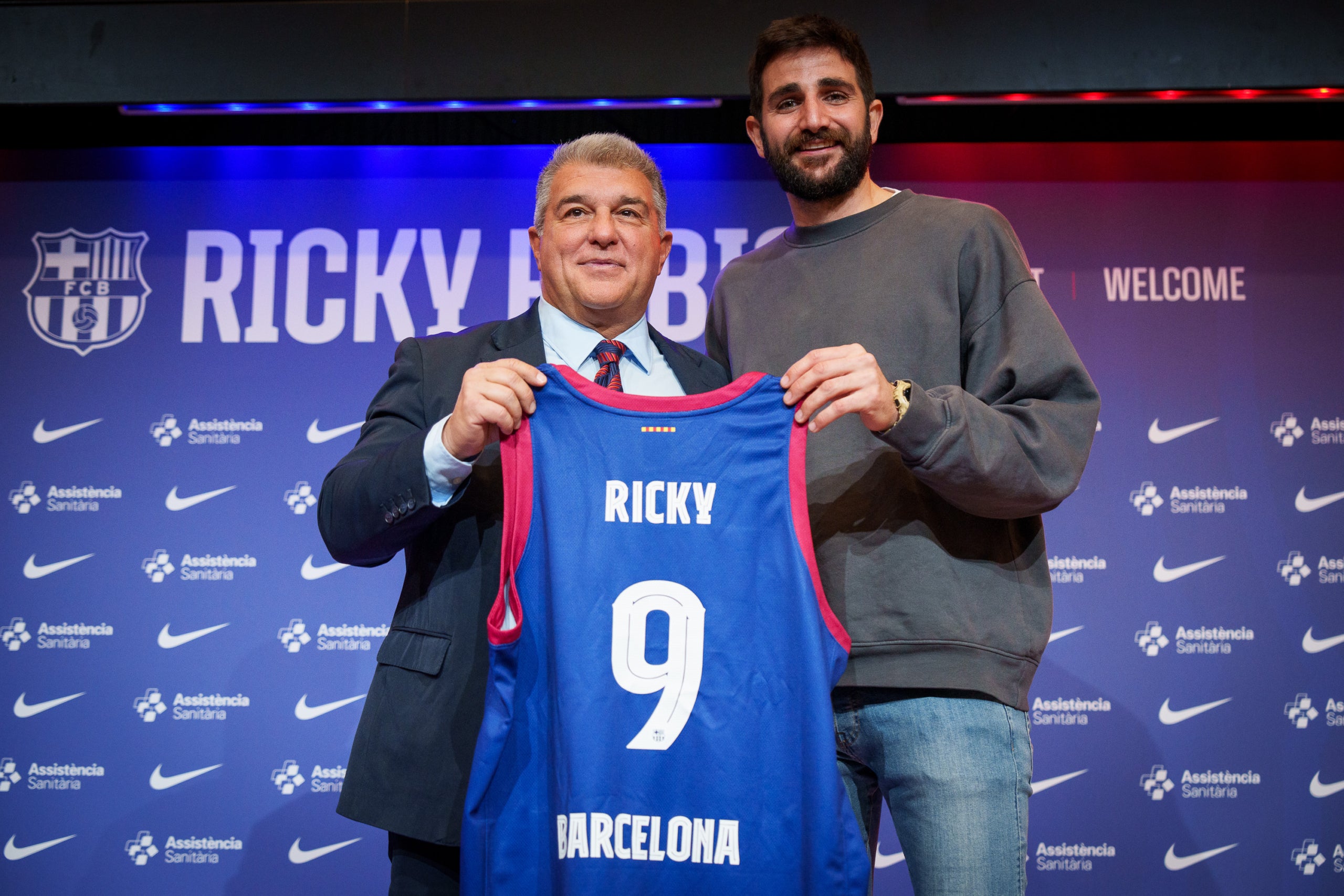 Ricky Rubio, al costat del president Joan Laporta en la seva presentació | FC Barcelona