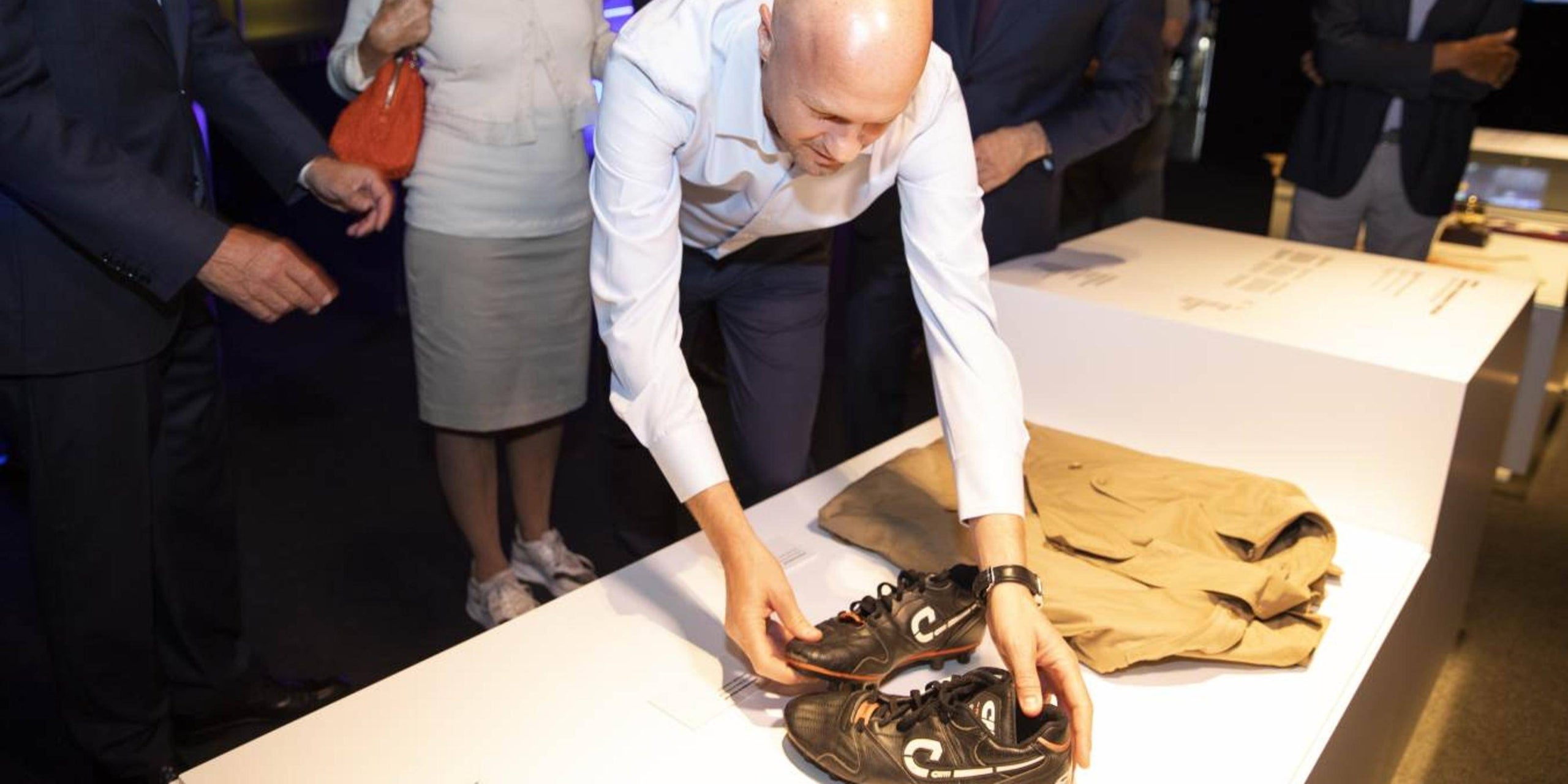 Jordi Cruyff, amb les botes d'entrenador i la gavardina del seu pare | FC Barcelona