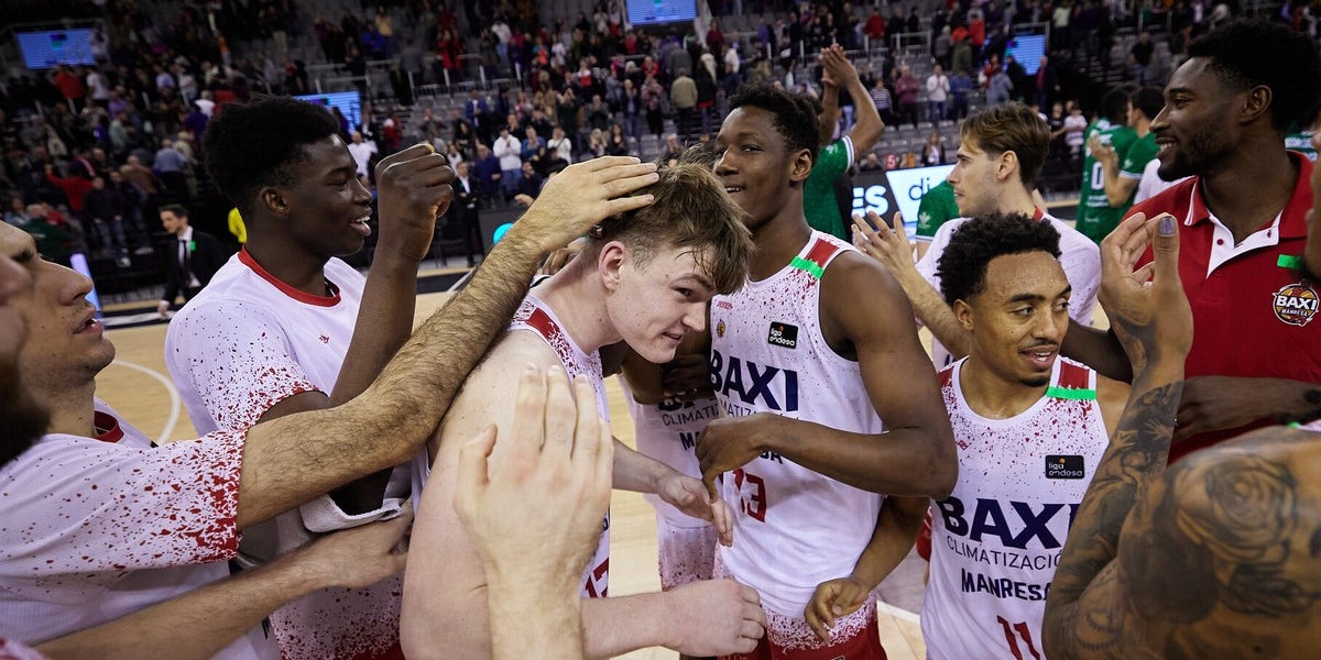 Los jugadores del BAXI Manresa, celebrando la victoria contra el Granada | BAXI Manresa