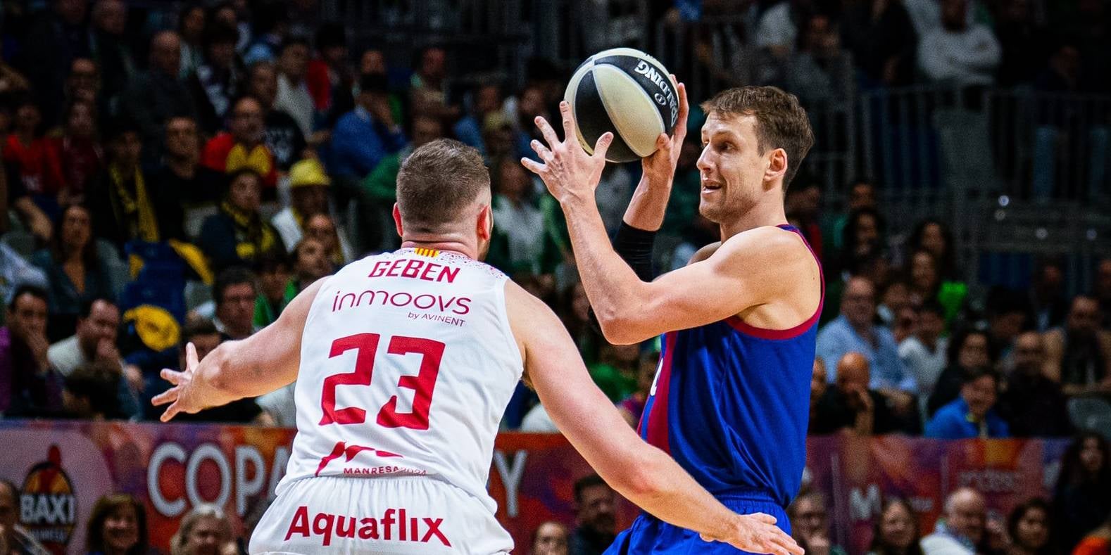 Martinas Geben, jugador del BAXI Manresa, i Jan Veselý, jugador del Barça | FCB Basket