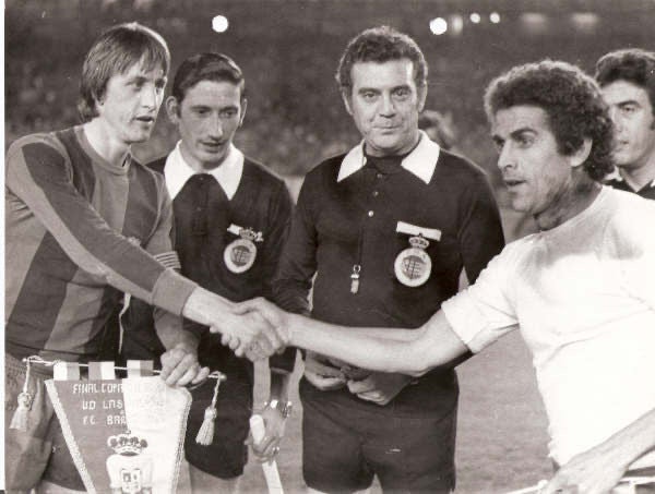 Johan Cruyff, amb el braçalet de capità amb la senyera | UD Las Palmas
