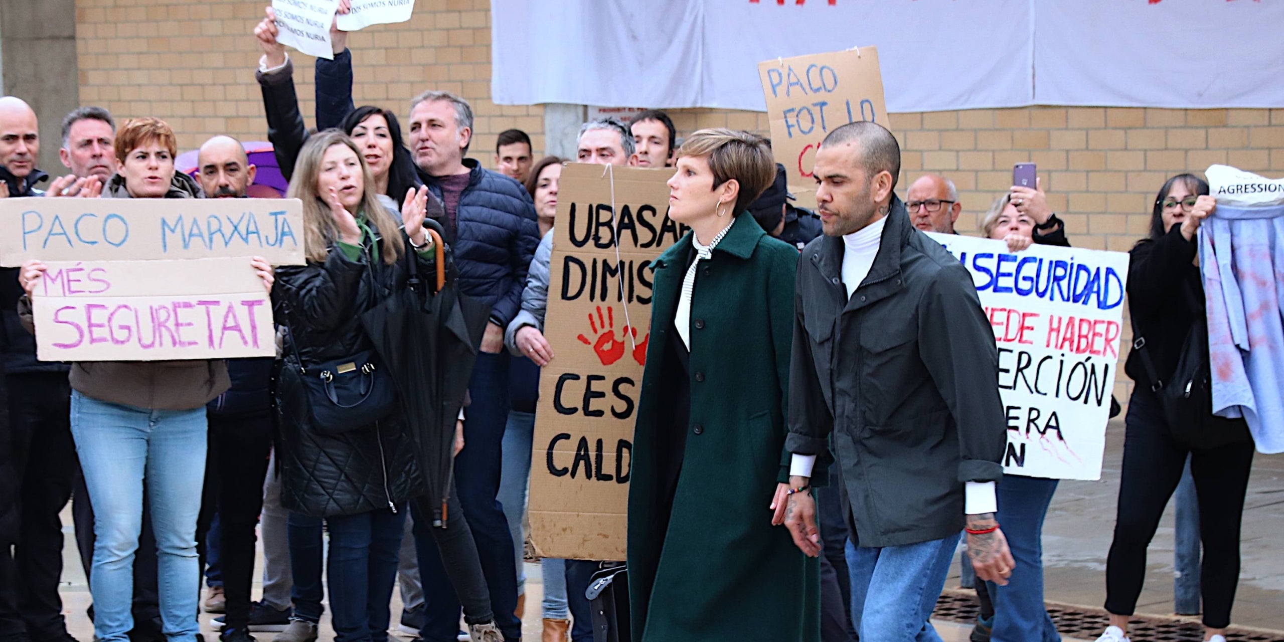 Dani Alves sortint de la presó amb la seva advocada, Inés Guardiola, envoltat per la protesta dels treballadors penitenciaris | ACN