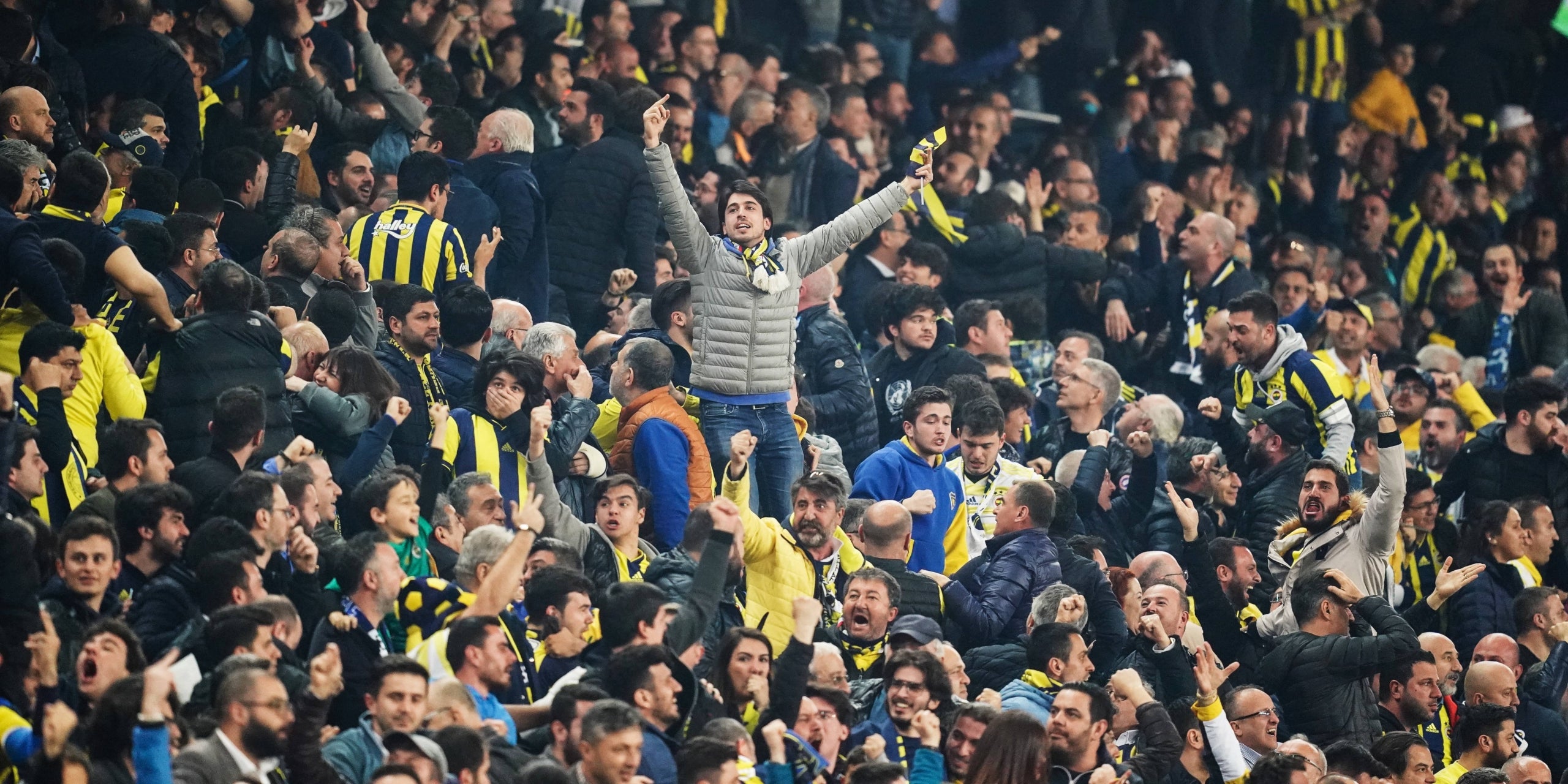 Seguidors del Fenerbahçe, durant un partit | Europa Press