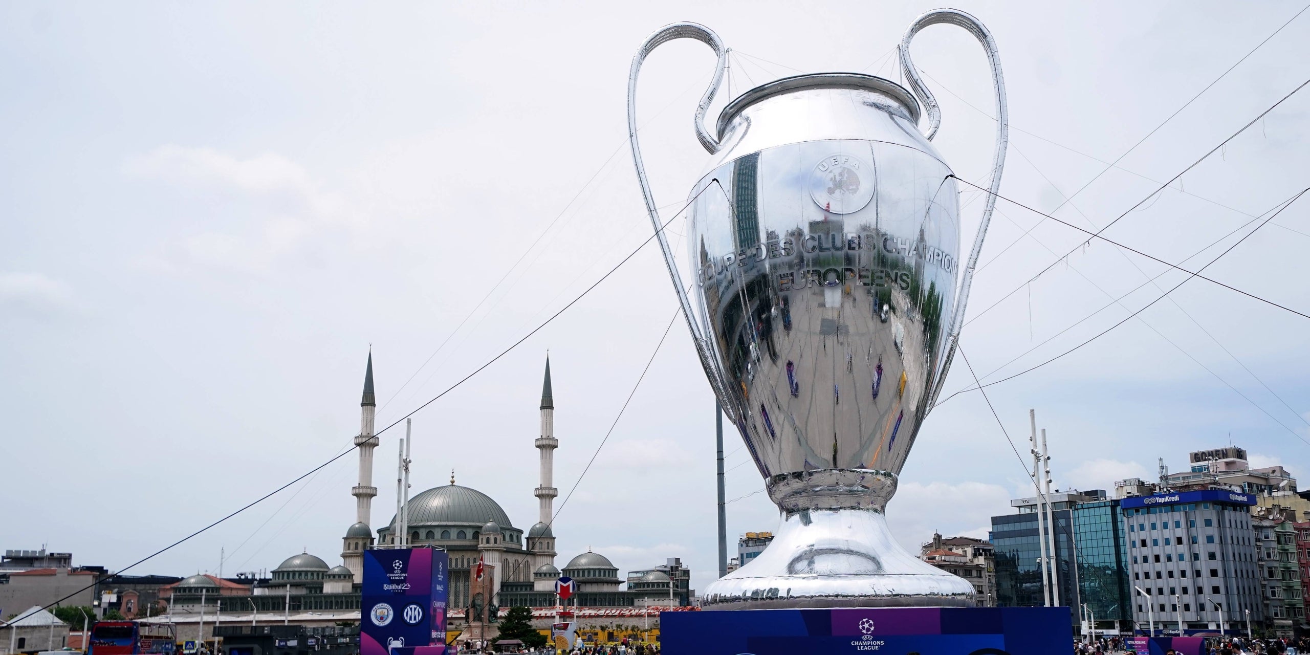 Rèplica gegant del trofeu de la Champions abans de la final de 2023 | Europa Press