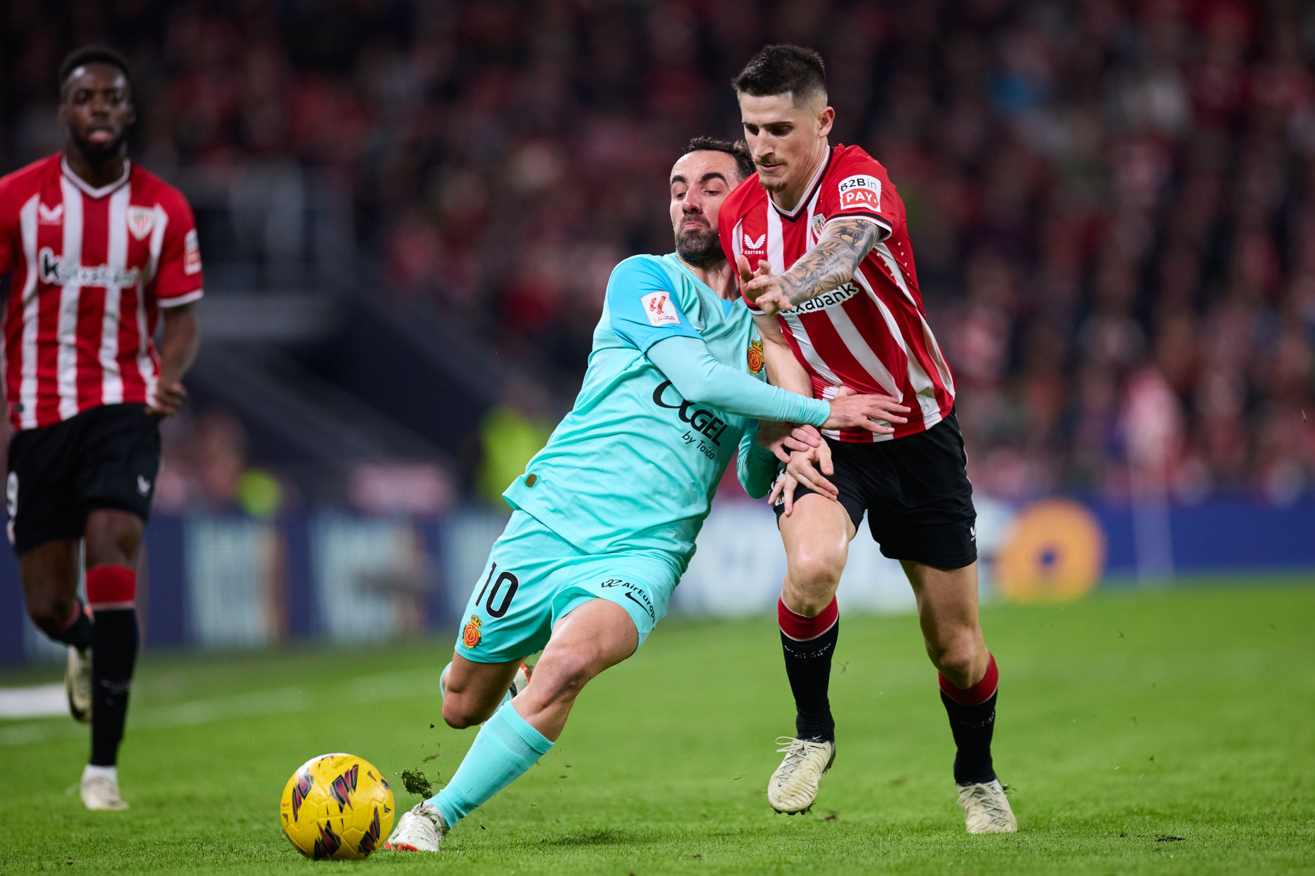 Sergi Darder, del Mallorca, lucha una pelota con Oihan Sancet, de la Athletic | Europa Press