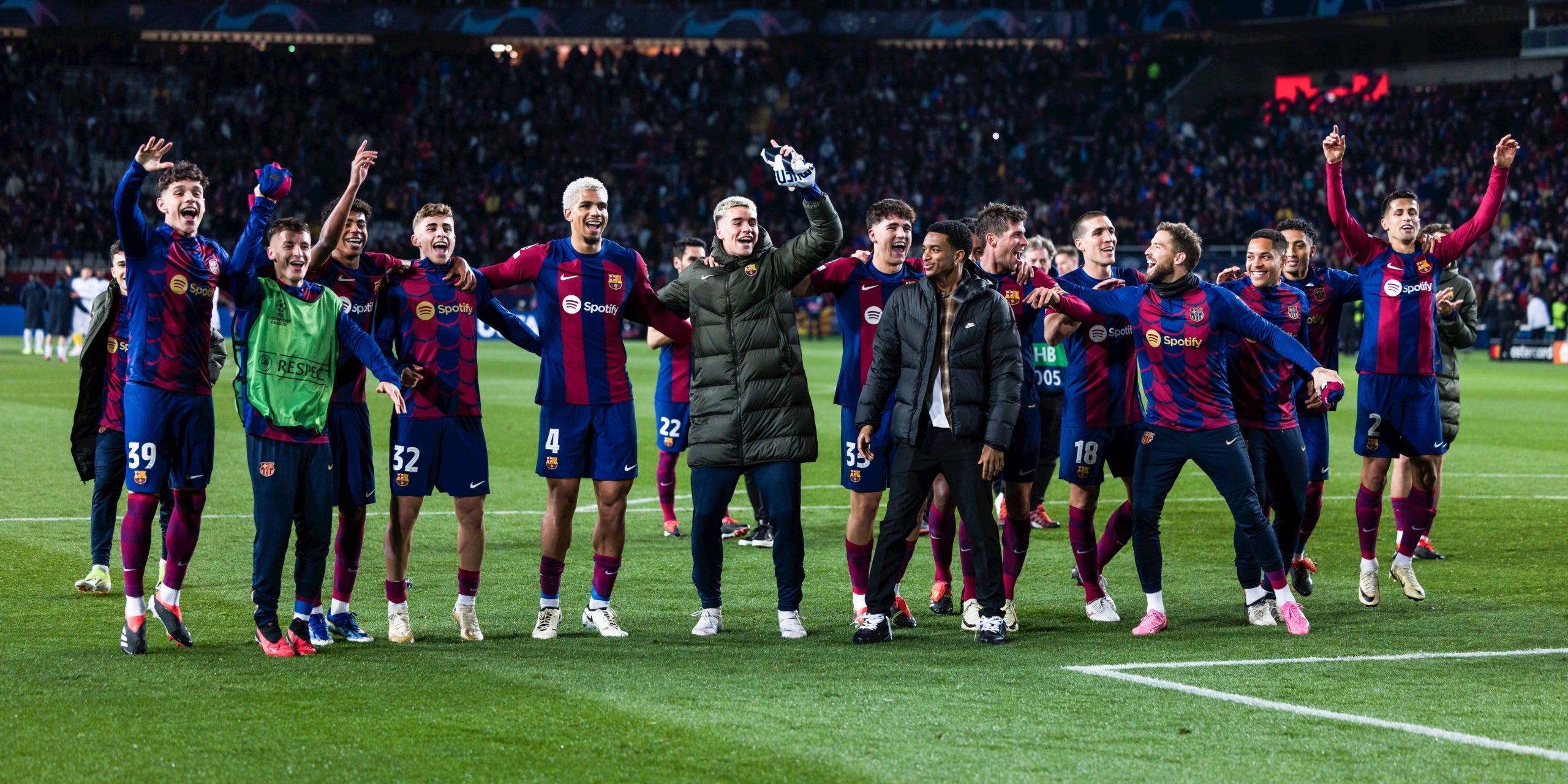 Los jugadores del Barça, después de clasificarse para los cuartos de final de la Champions | Europa Press