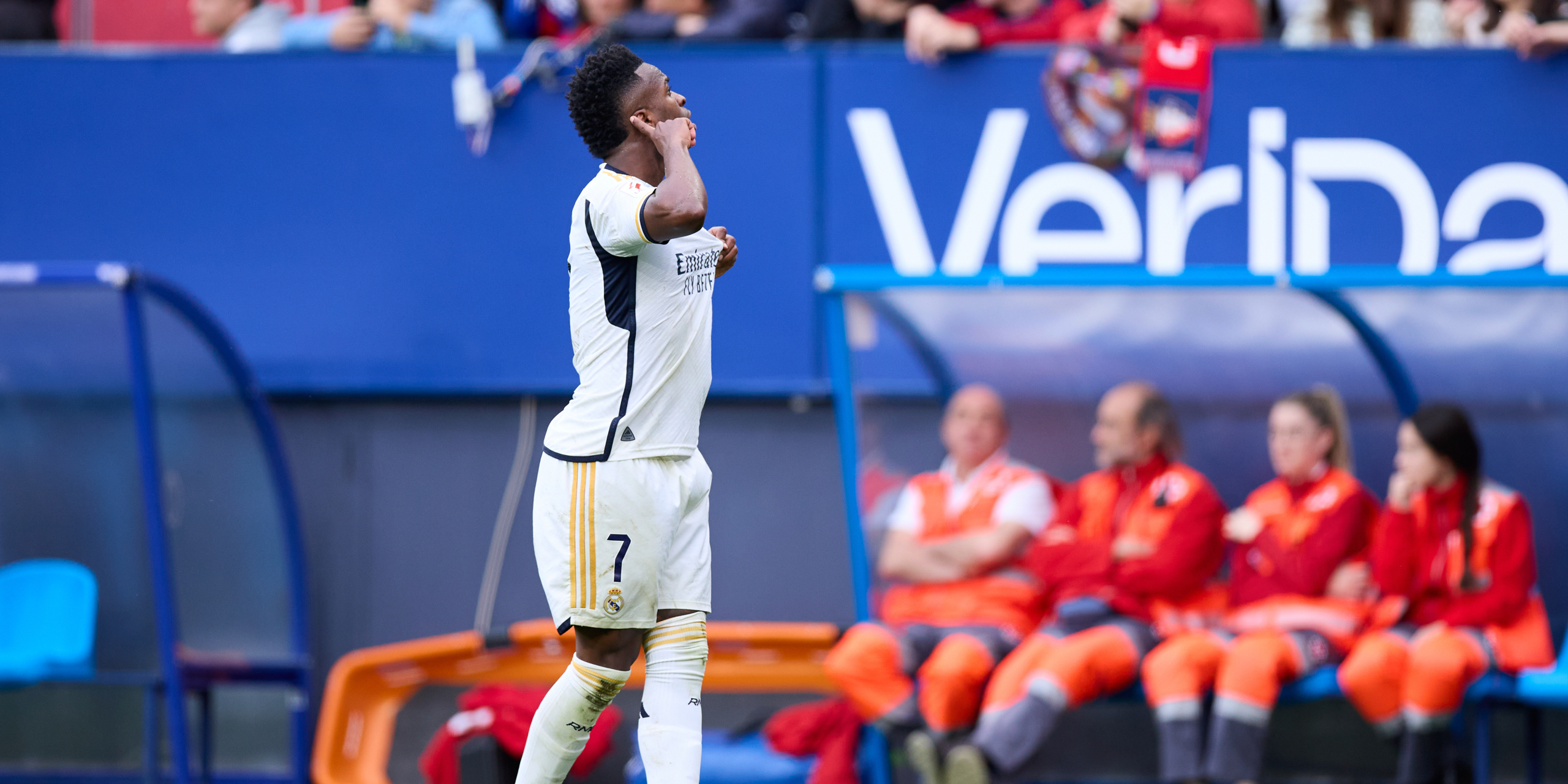 Vinicius, provocando a la afición de Osasuna después de marcar un gol | Europa Press