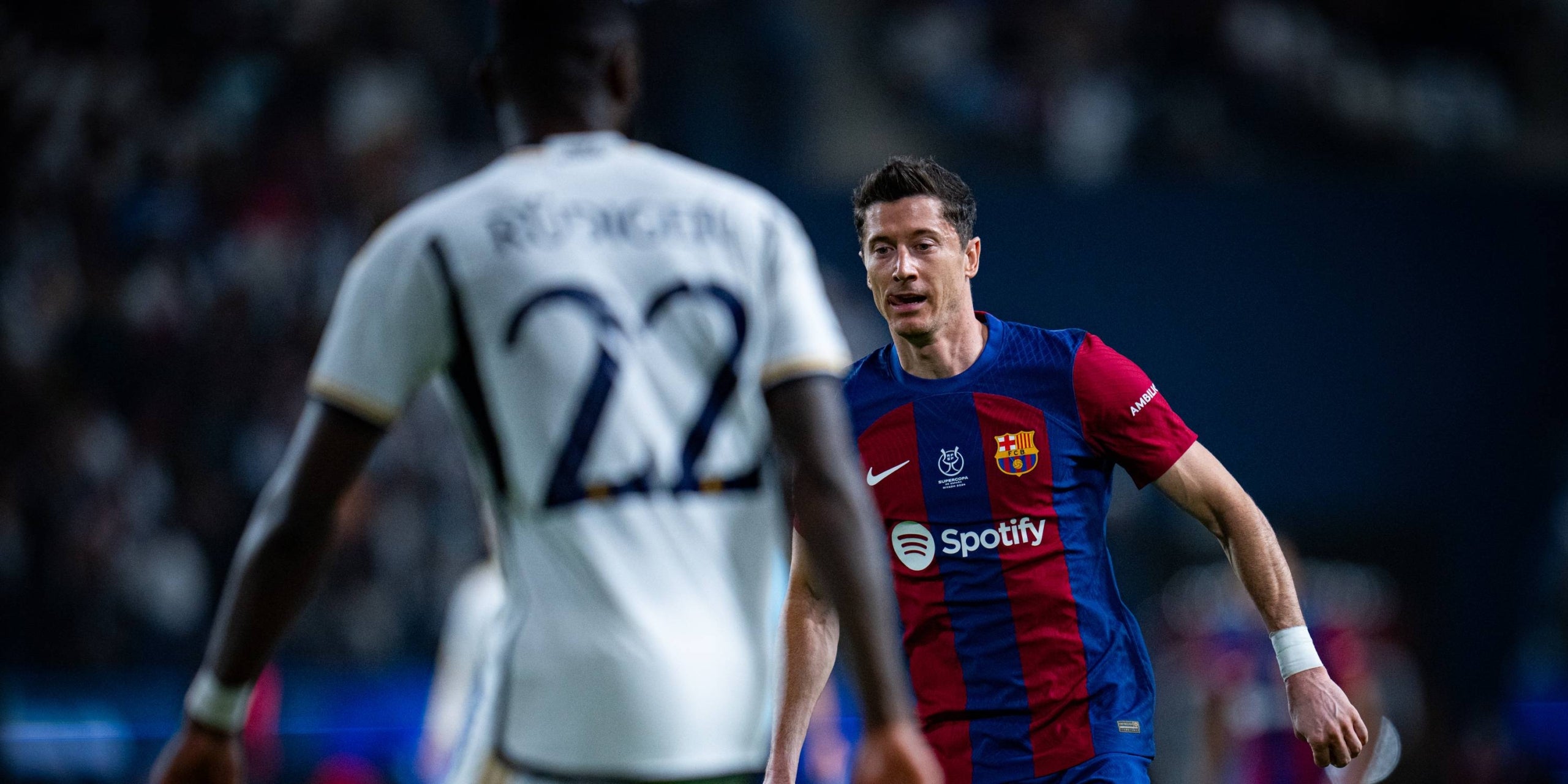 Robert Lewandowski, jugador del Barça, davant d'Antonio Rüdiger, jugador del Madrid | FC Barcelona