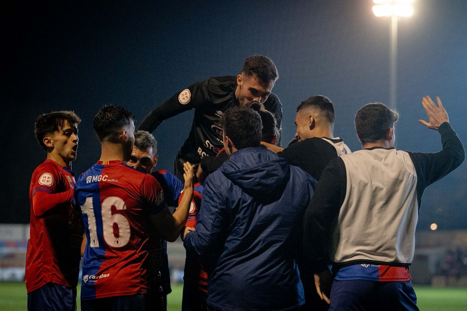 Els jugadors de l'Olot celebren el gol de l'empat | FCF