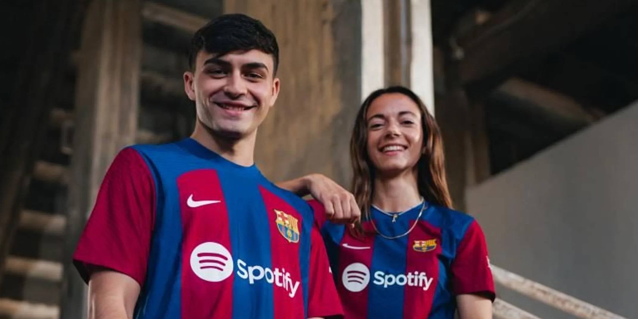 Pedri i Aitana Bonmatí amb la samarreta del Barça d'aquesta temporada | Europa Press