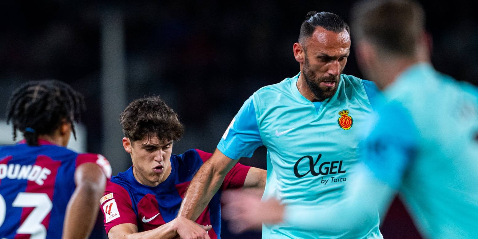 Pau Cubarsí, jugador del Barça, defensant a Vedat Muriqi, jugador del Mallorca | FC Barcelona 