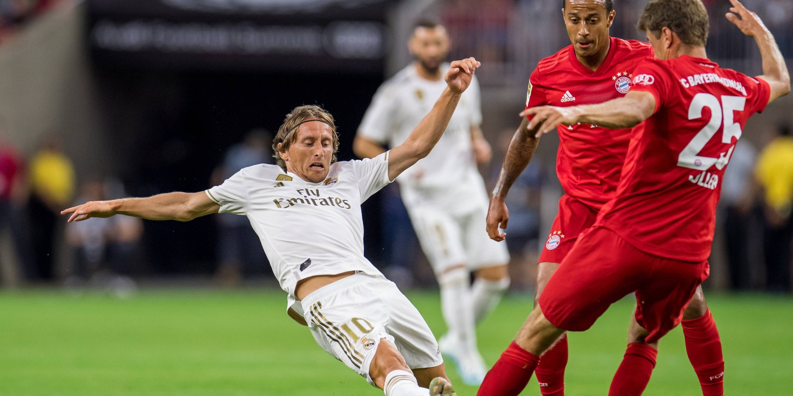 Luka Modric lluita una pilota amb Thomas Müller durant un Madrid-Bayern | Europa Press