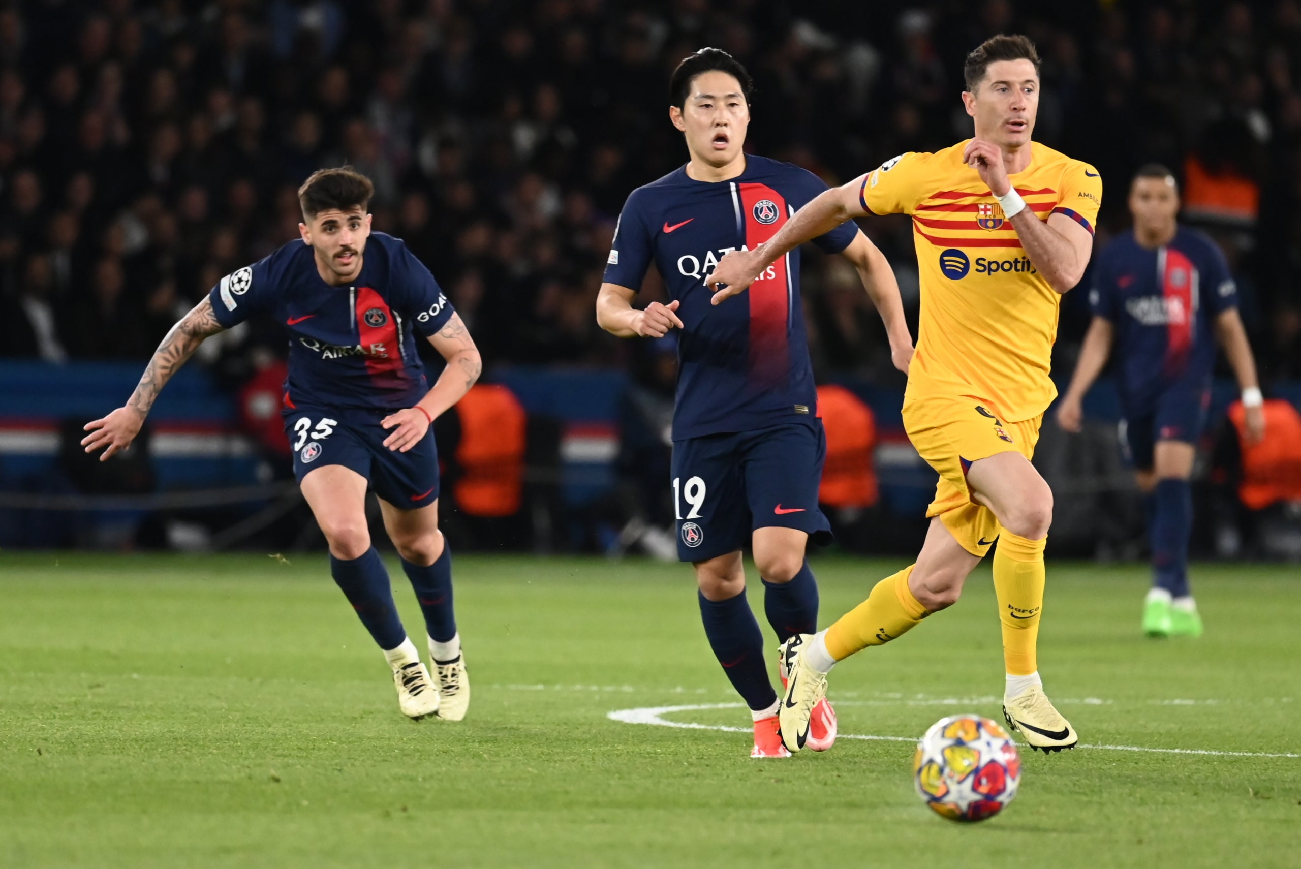 10 April 2024, France, Paris: Barcelona Robert Lewandowski (R) and PSG's Lee Kang-in battle for the ball during the UEFA Champions League quarter-finals first leg soccer match between Paris Saint-Germain and FC Barcelona at Parc des Princes stadium. Photo: Julien Mattia/Le Pictorium via ZUMA Press/dpa
Julien Mattia/Le Pictorium via Z / DPA
10/4/2024 ONLY FOR USE IN SPAIN