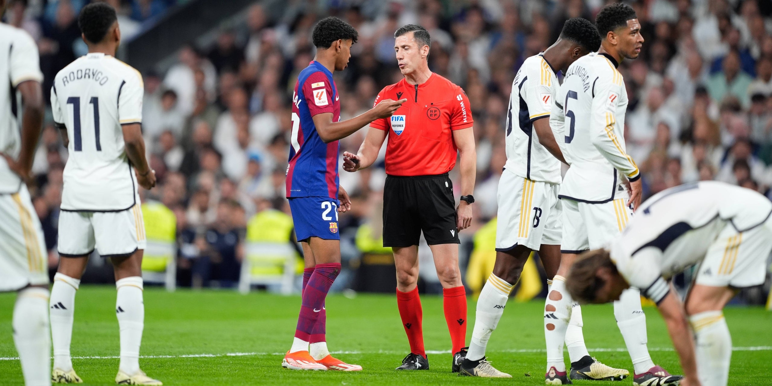 Lamine Yamal, parlant amb un àrbitre durant un clàssic | Europa Press