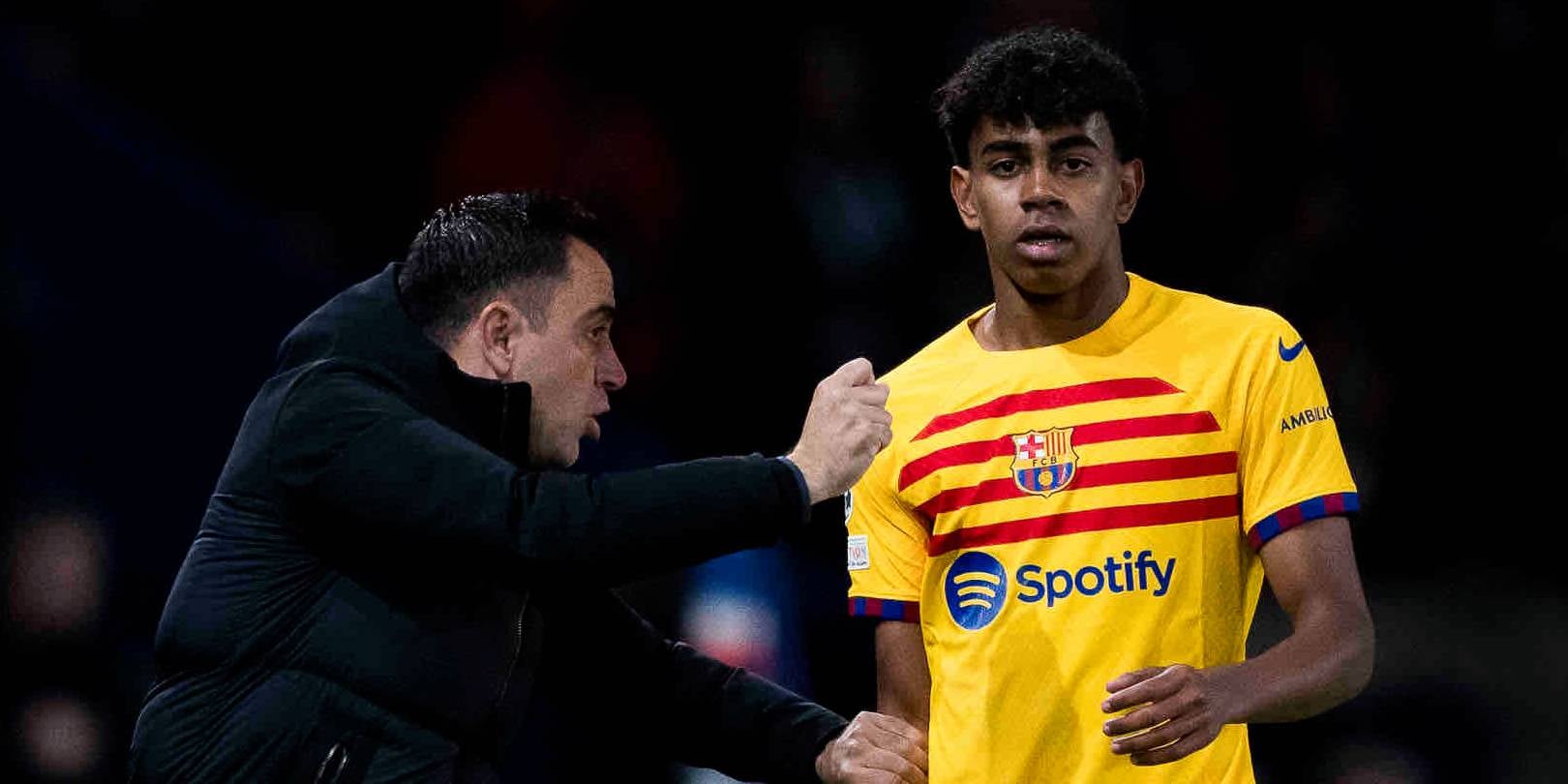 Xavi Hernández, entrenador del Barça, donant instruccions a Lamine Yamal, jugador blaugrana | FC Barcelona
