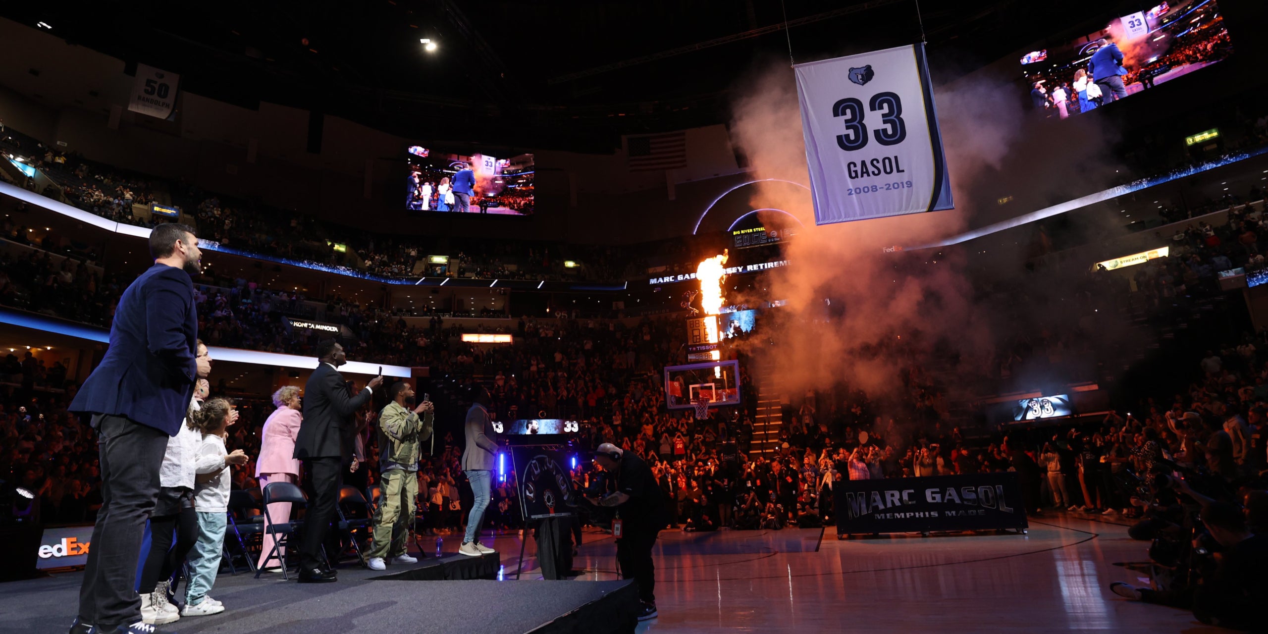 La samarreta amb el 33 de Marc Gasol, al capdamunt del FedEx Forum | @memgrizz