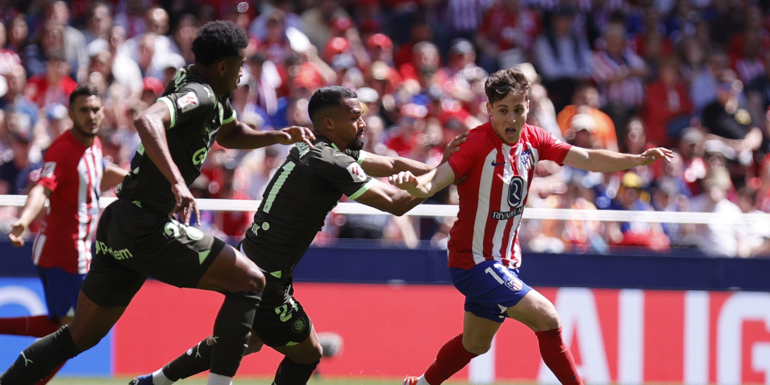 Los jugadores de Girona y Atlético de Madrid durante el partido en el Metropolitano | @Atleti