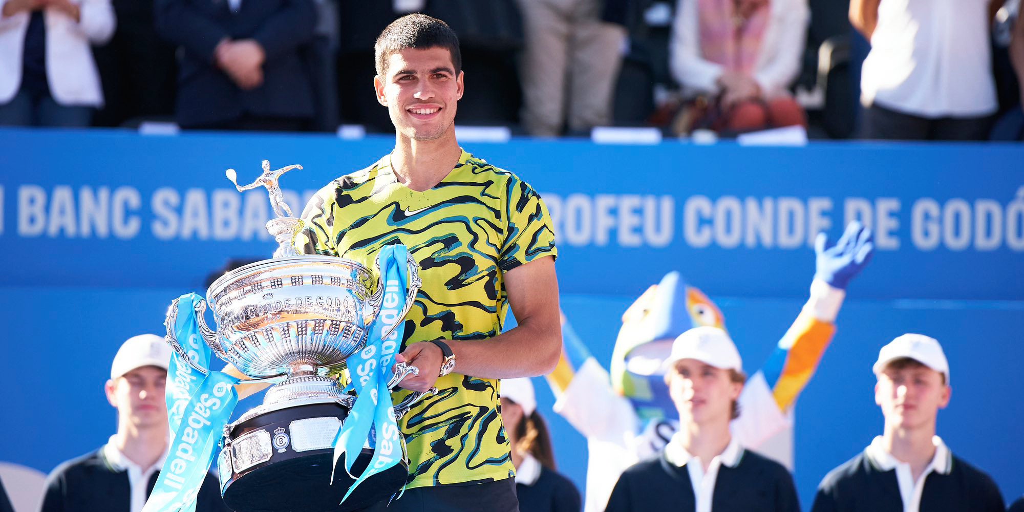 Carlos Alcaraz, con el trofeo del Conde de Godó 2023 | @bcnopenbs