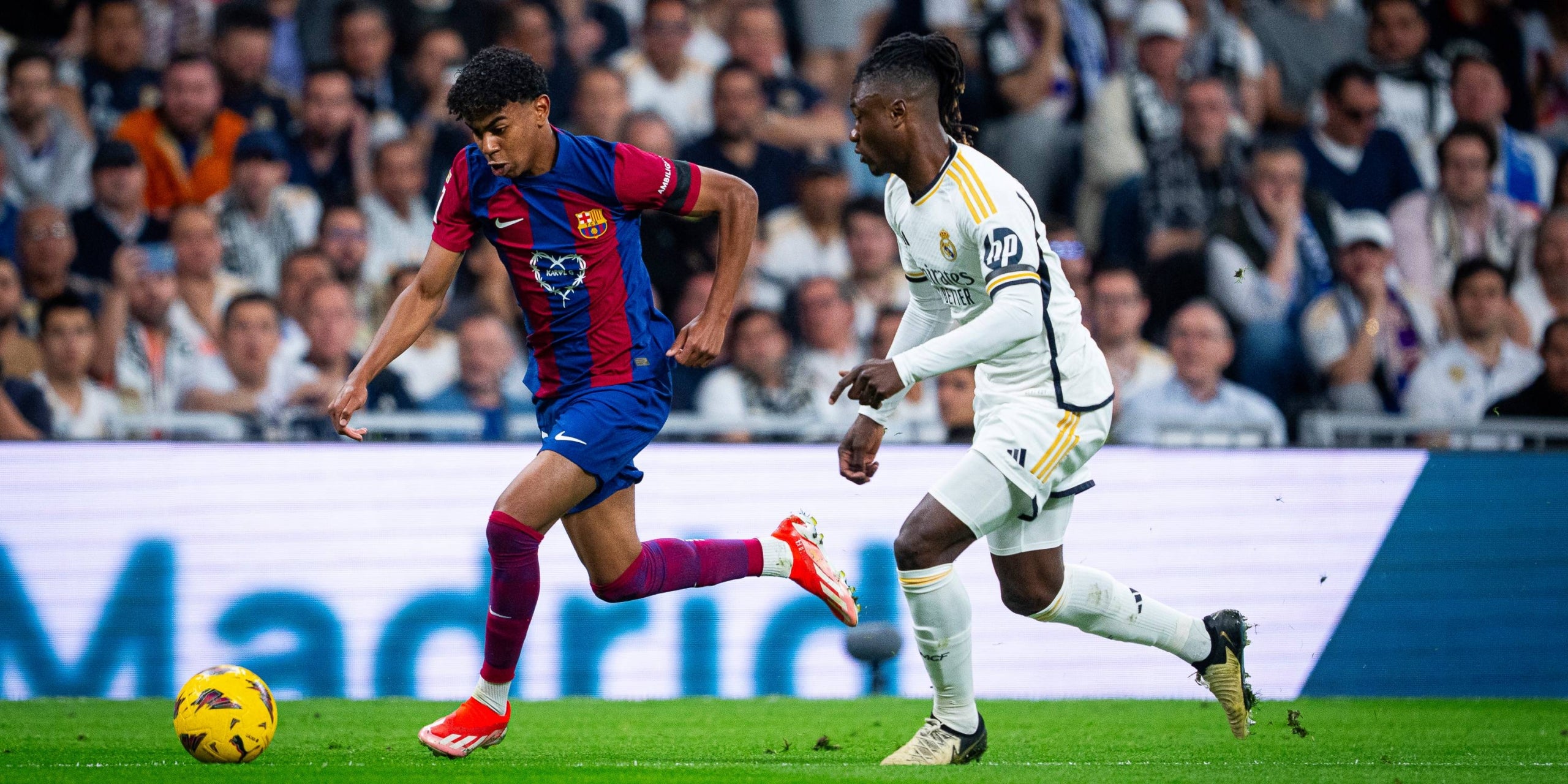 Lamine Yamal, jugador del Barça, defensat per Eduardo Camavinga, jugador del Reial Madrid | FC Barcelona