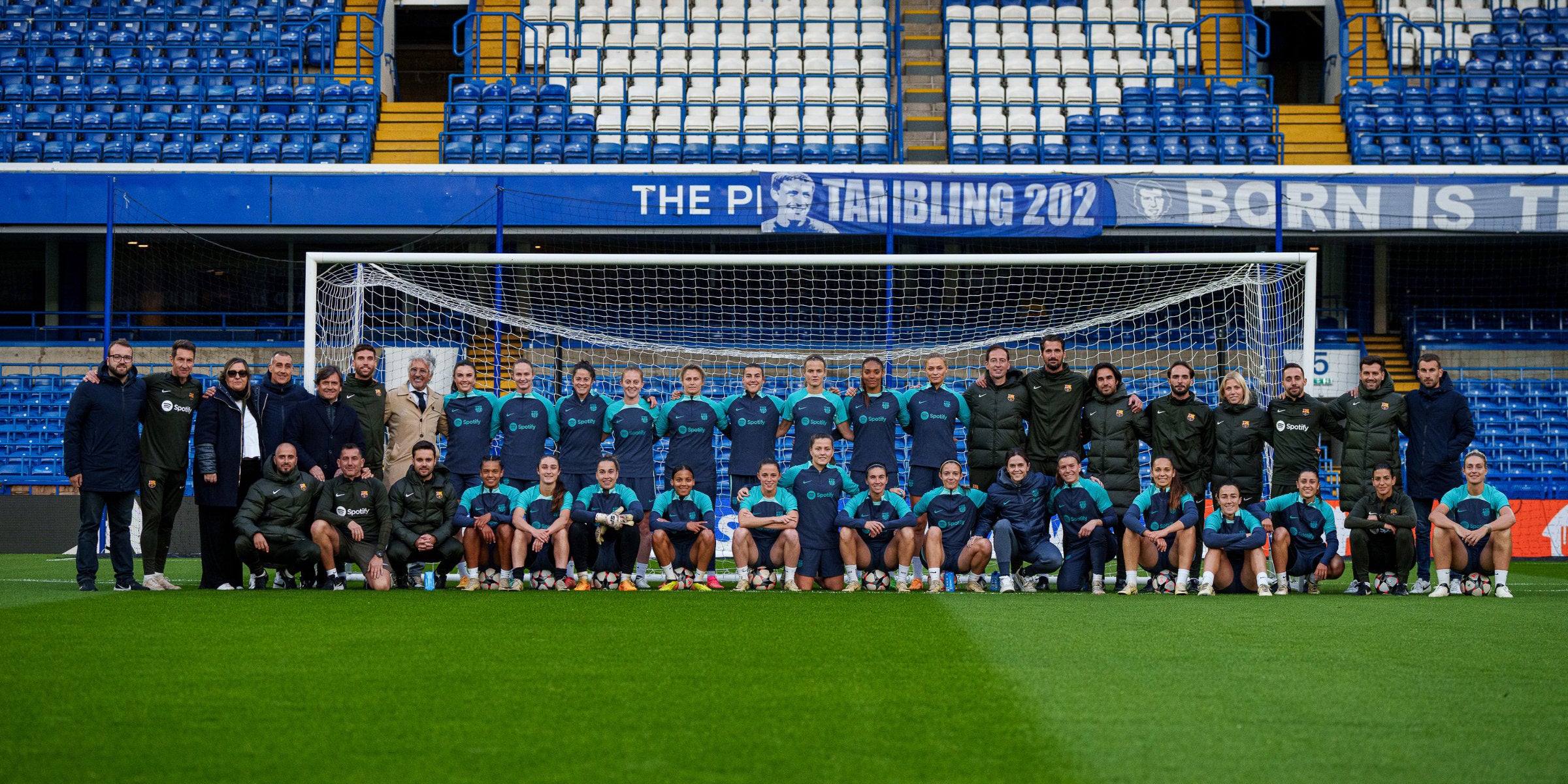 Las jugadoras y miembros directivos del Barça, en el césped de Stamford Bridge | @FCBfemeni