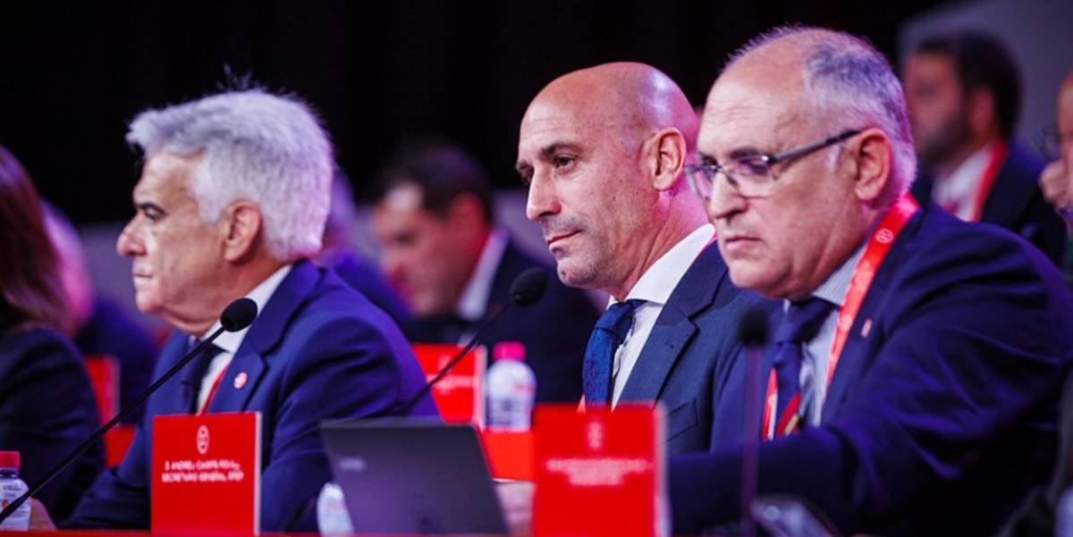 Pedro Rocha, a l'esquerra, i Luis Rubiales, al centre, durant una assemblea de la Federació | RFEF