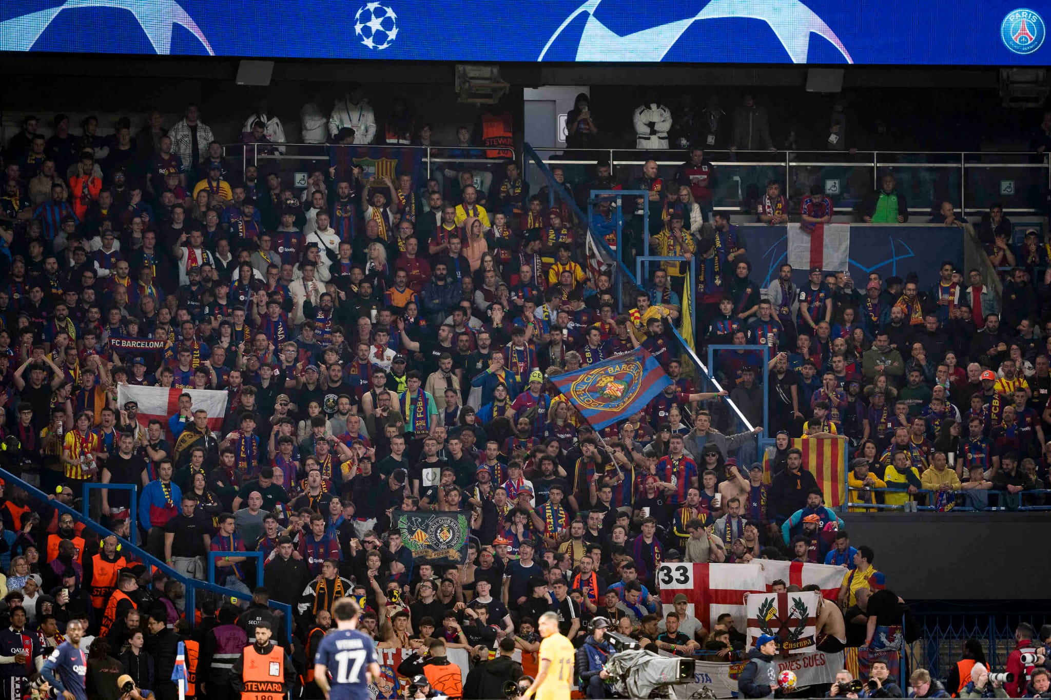 Aficionats del Barça amb simbologia feixista i racista al Parc dels Prínceps | FC Barcelona 