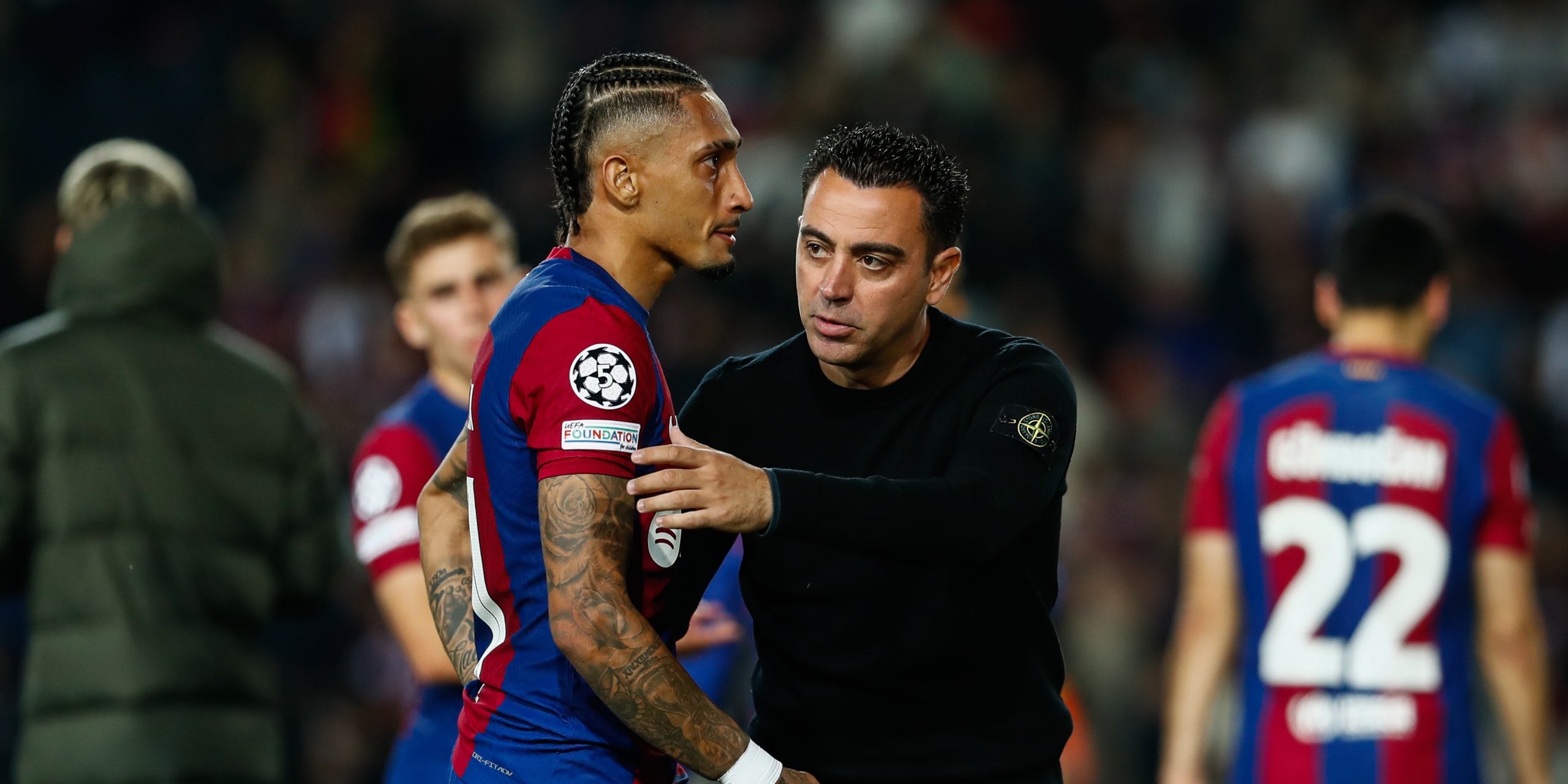 Raphinha y Xavi, después de la eliminación contra el PSG | Europa Press